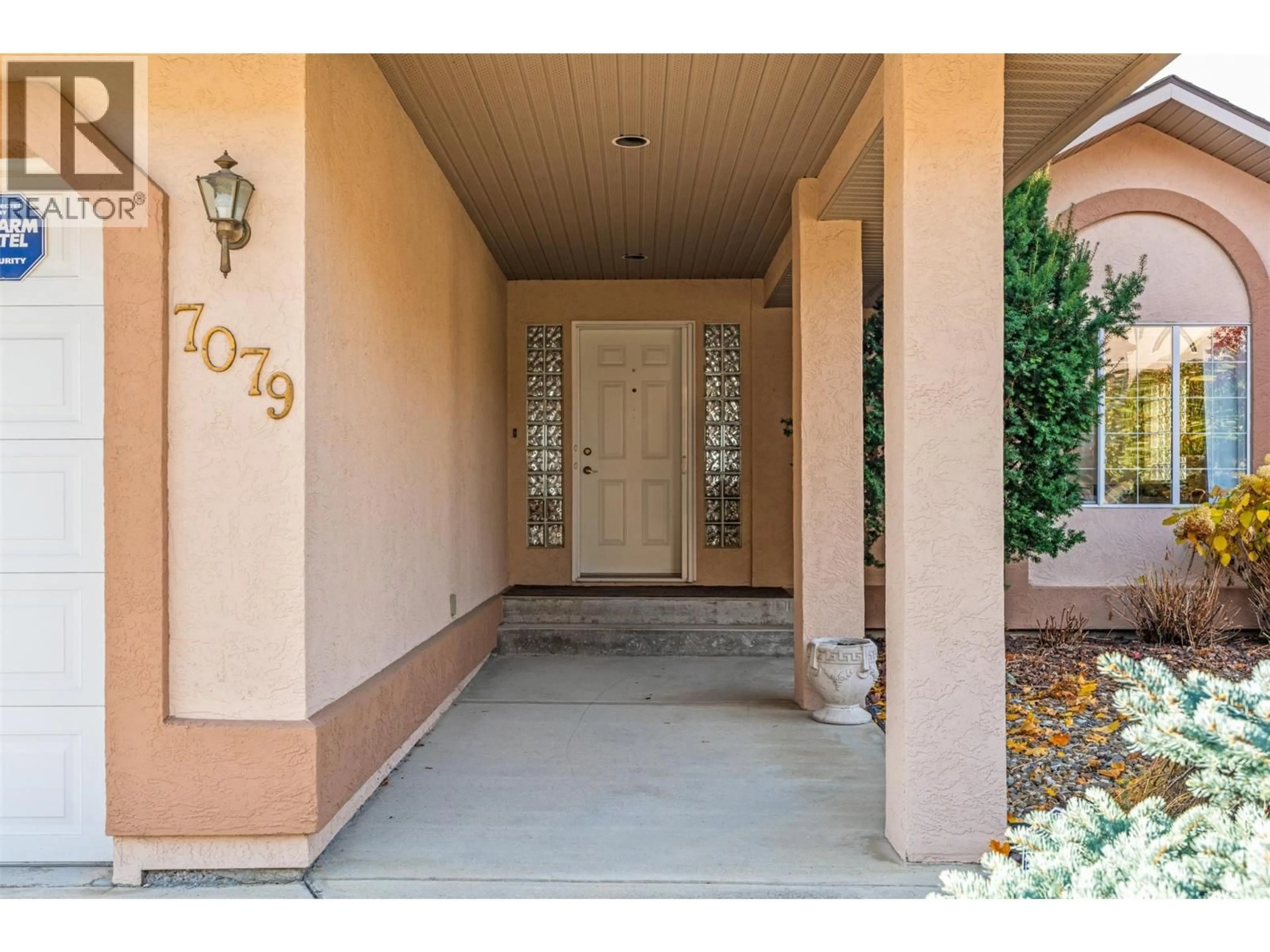 Indoor entryway for 7079 FOOTHILLS PLACE, Vernon British Columbia V1B2Y4