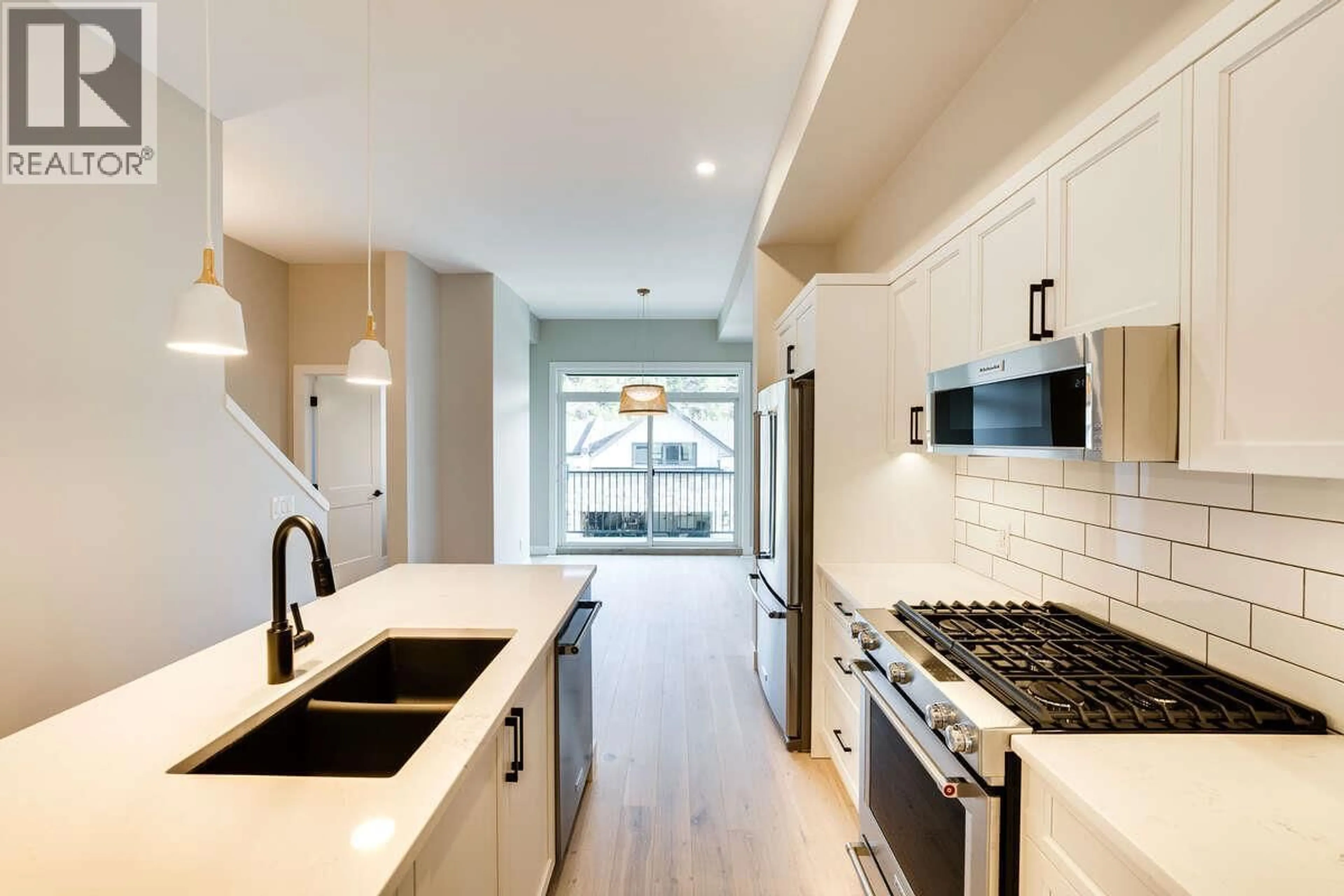 Open concept kitchen, ceramic/tile floor for 15 - 1550 UNION ROAD, Kelowna British Columbia V1V2W4