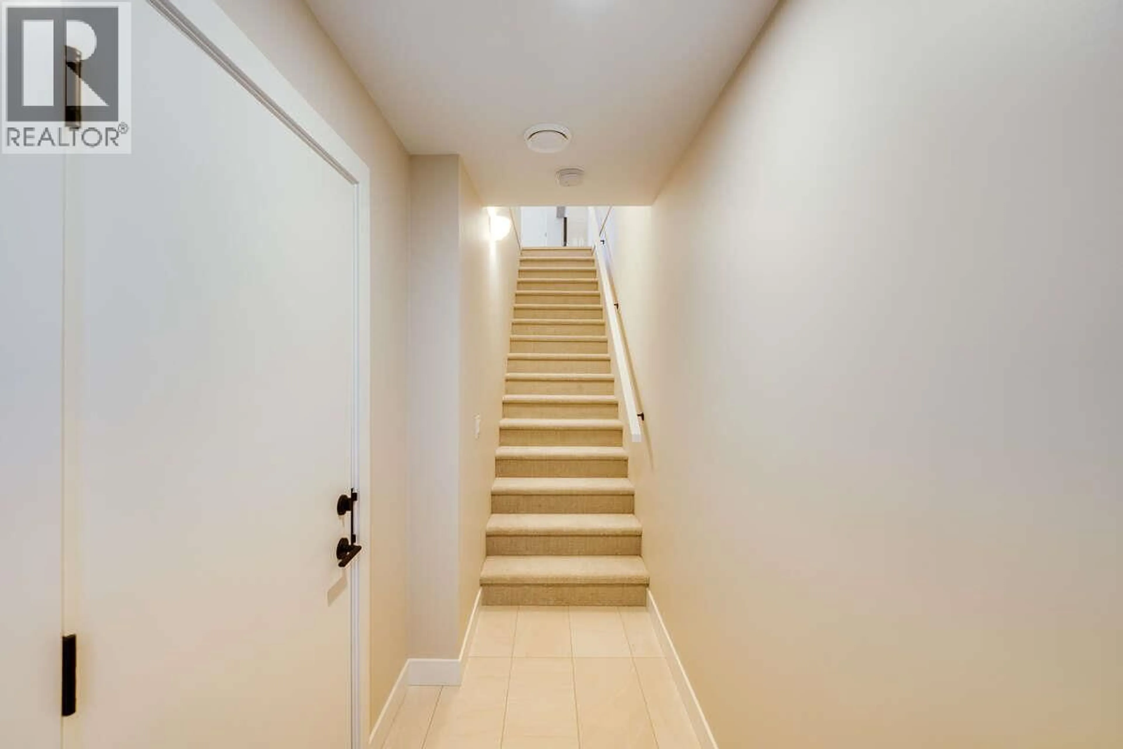 Stairs for 15 - 1550 UNION ROAD, Kelowna British Columbia V1V2W4