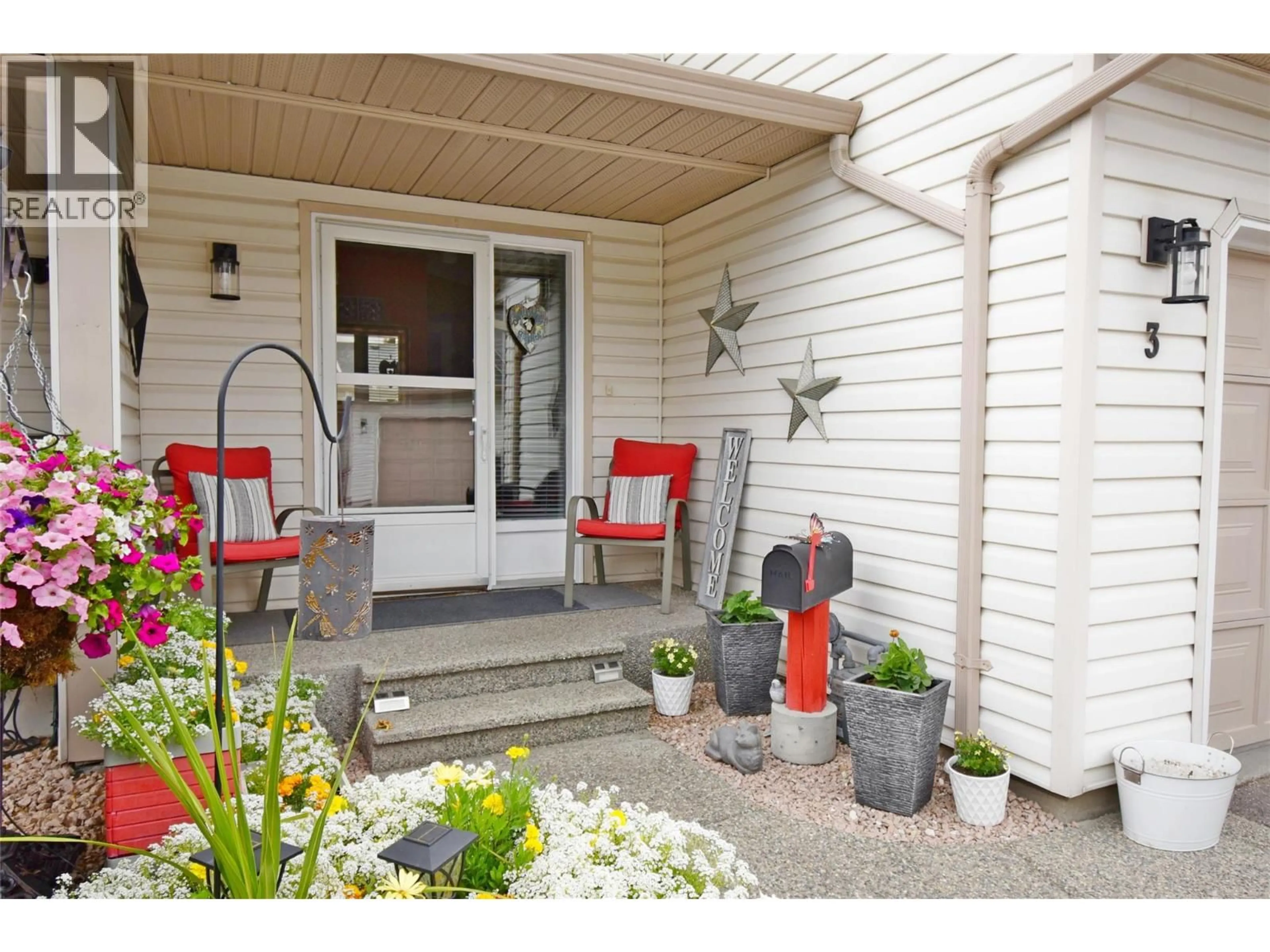 Indoor entryway for 3 - 4404 20 STREET, Vernon British Columbia V1T4E3
