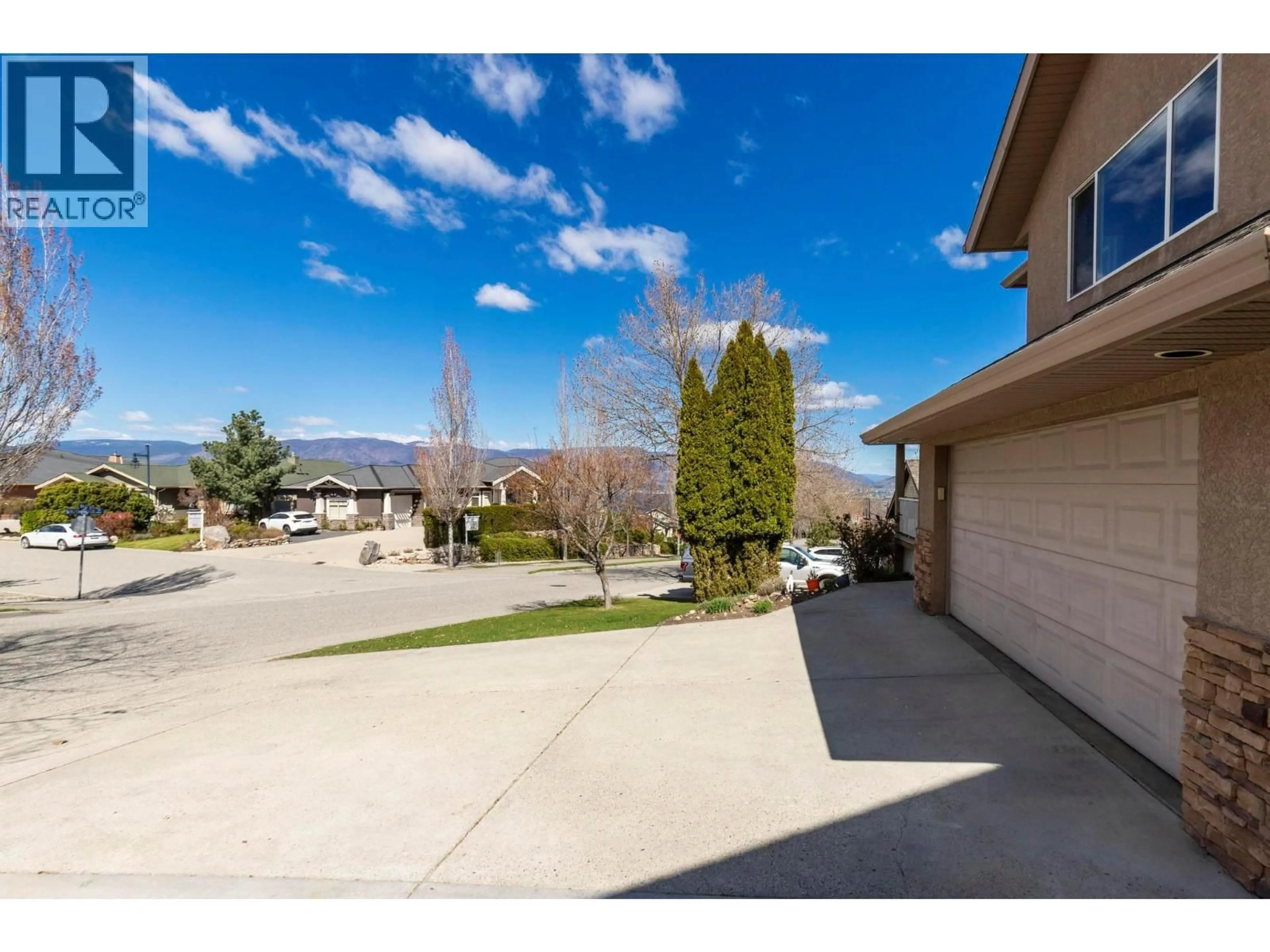 A pic from outside/outdoor area/front of a property/back of a property/a pic from drone, unknown for 4945 SOUTH RIDGE DRIVE, Kelowna British Columbia V1W4Y2
