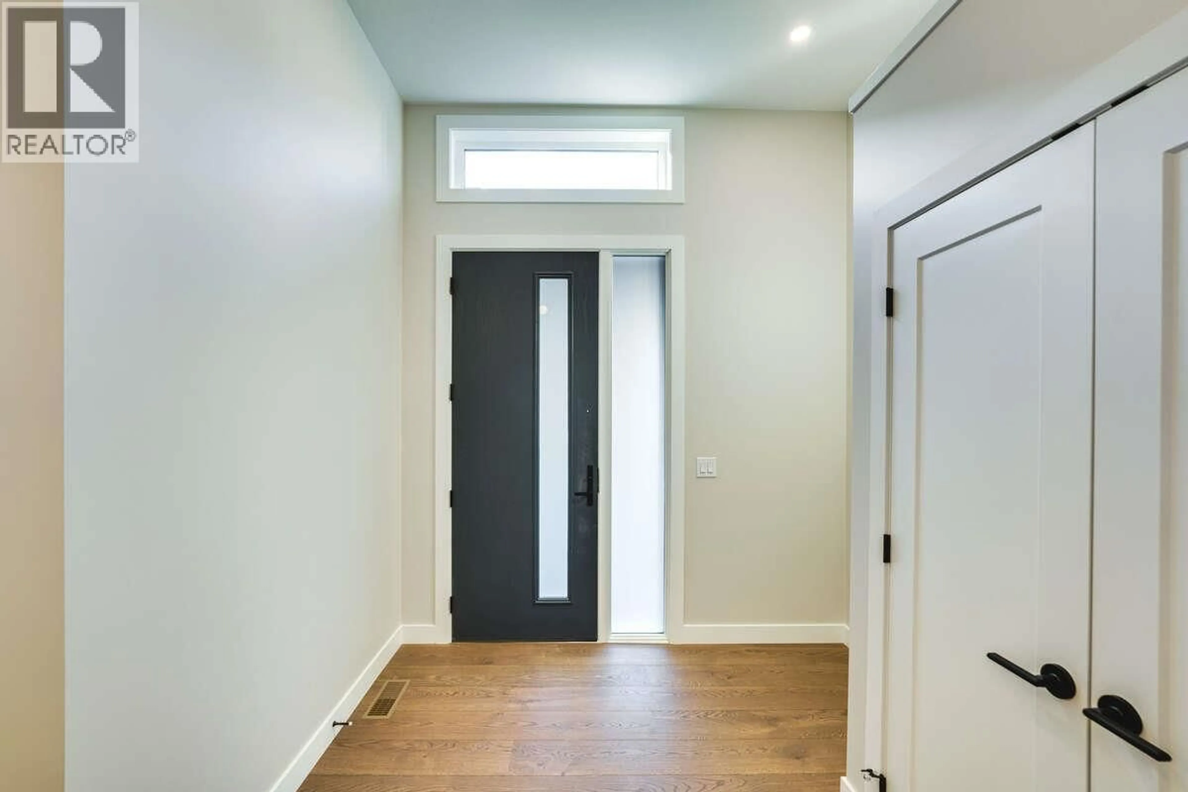 Indoor entryway for 46 - 1550 UNION ROAD, Kelowna British Columbia V1V2W4