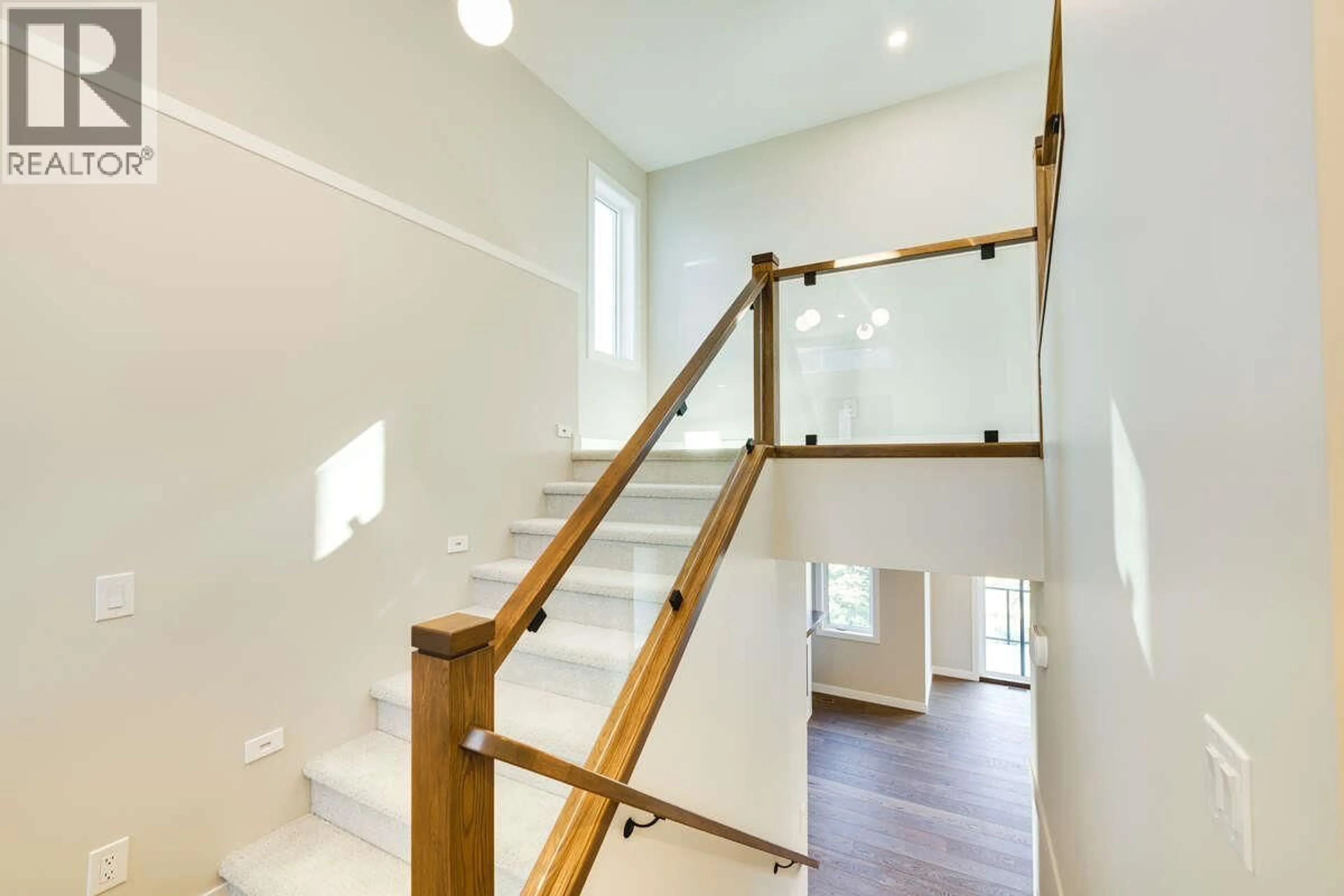 Stairs for 46 - 1550 UNION ROAD, Kelowna British Columbia V1V2W4