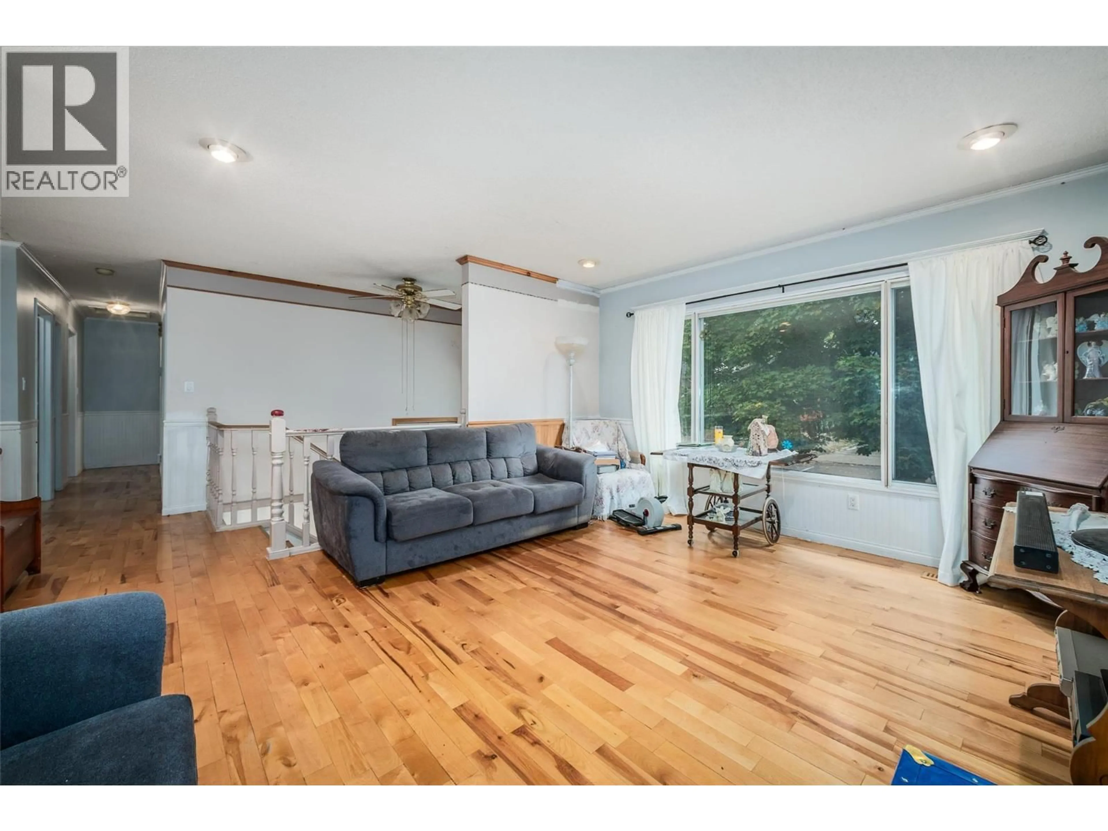 Living room with furniture, wood/laminate floor for 1012 33 AVENUE, Vernon British Columbia V1T6R7