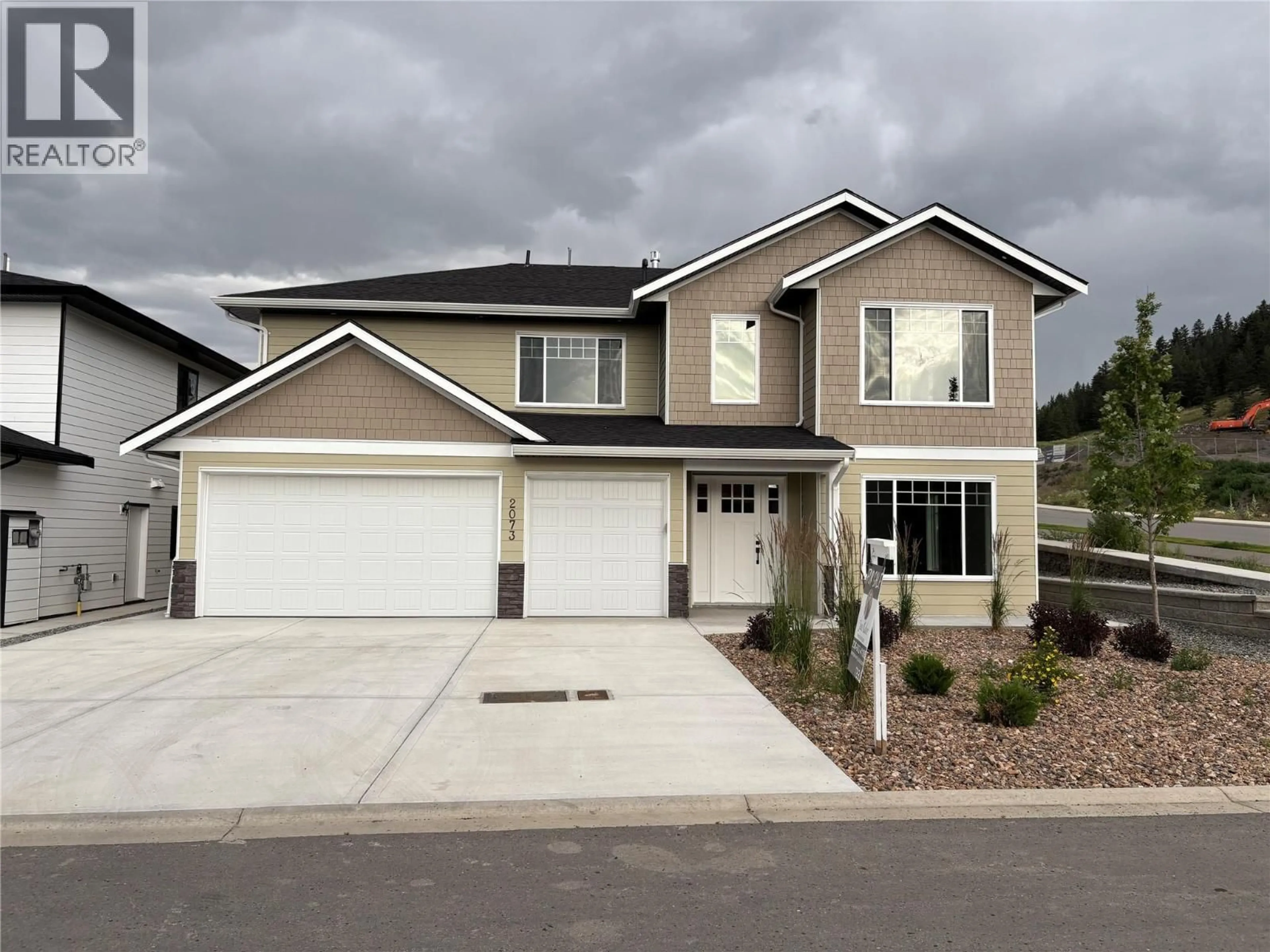 Home with vinyl exterior material, street for 2073 LINFIELD DRIVE, Kamloops British Columbia V1S0G3