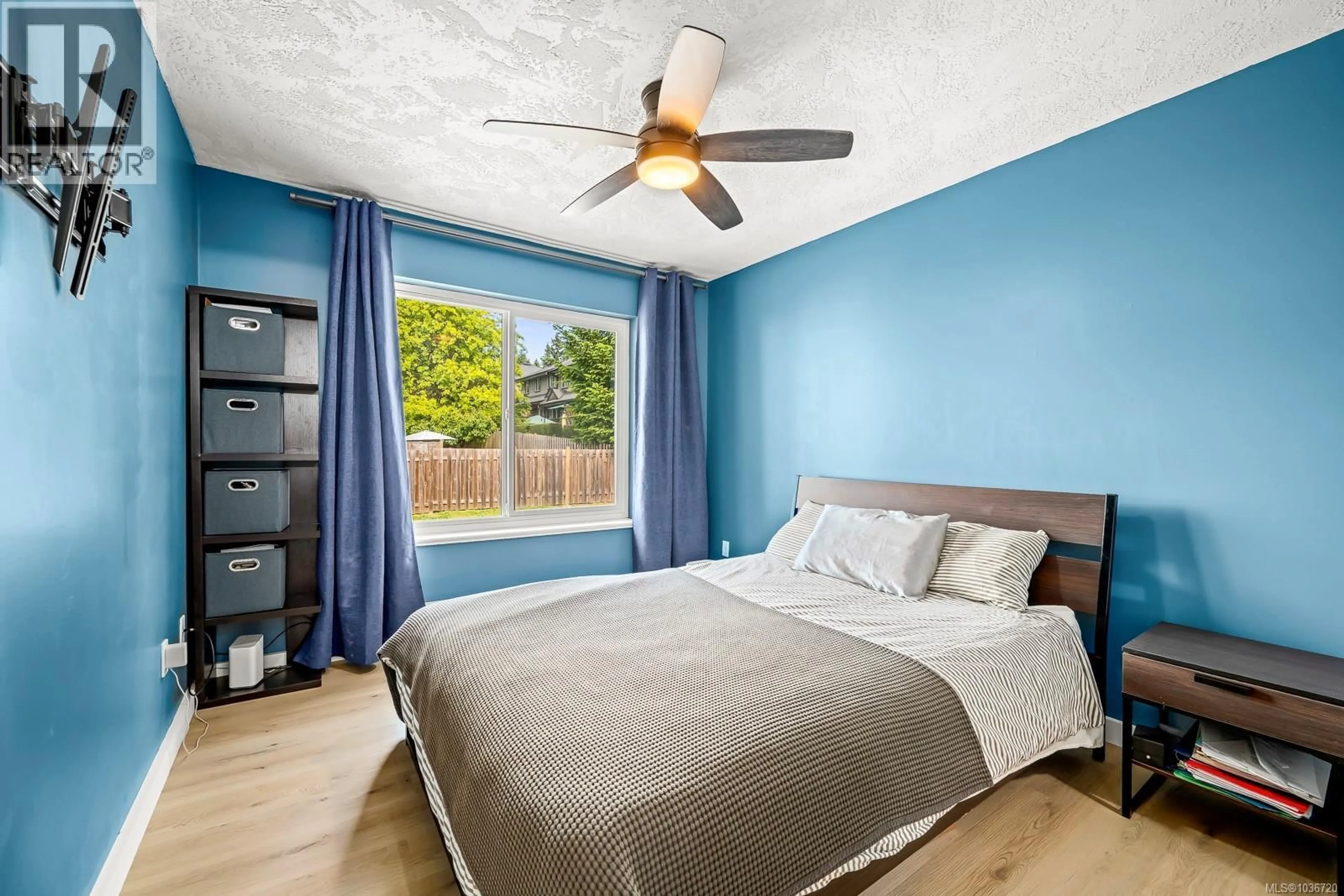 Bedroom with bed, wood/laminate floor for 203 - 4706 ALDERWOOD PLACE, Courtenay British Columbia V9N9A1