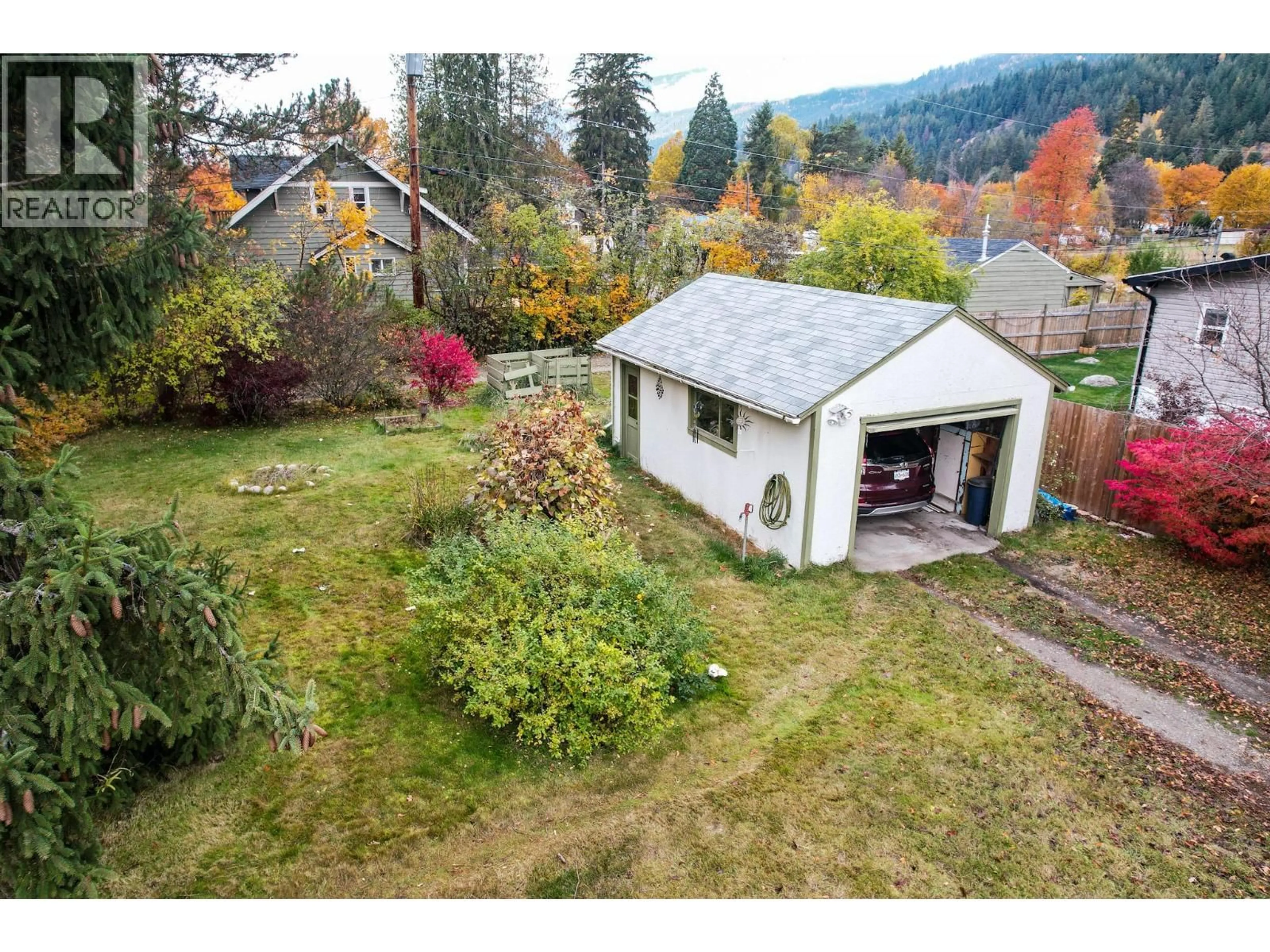 A pic from outside/outdoor area/front of a property/back of a property/a pic from drone, unknown for 3273 BROADWATER ROAD STREET, Robson British Columbia V0G1X0