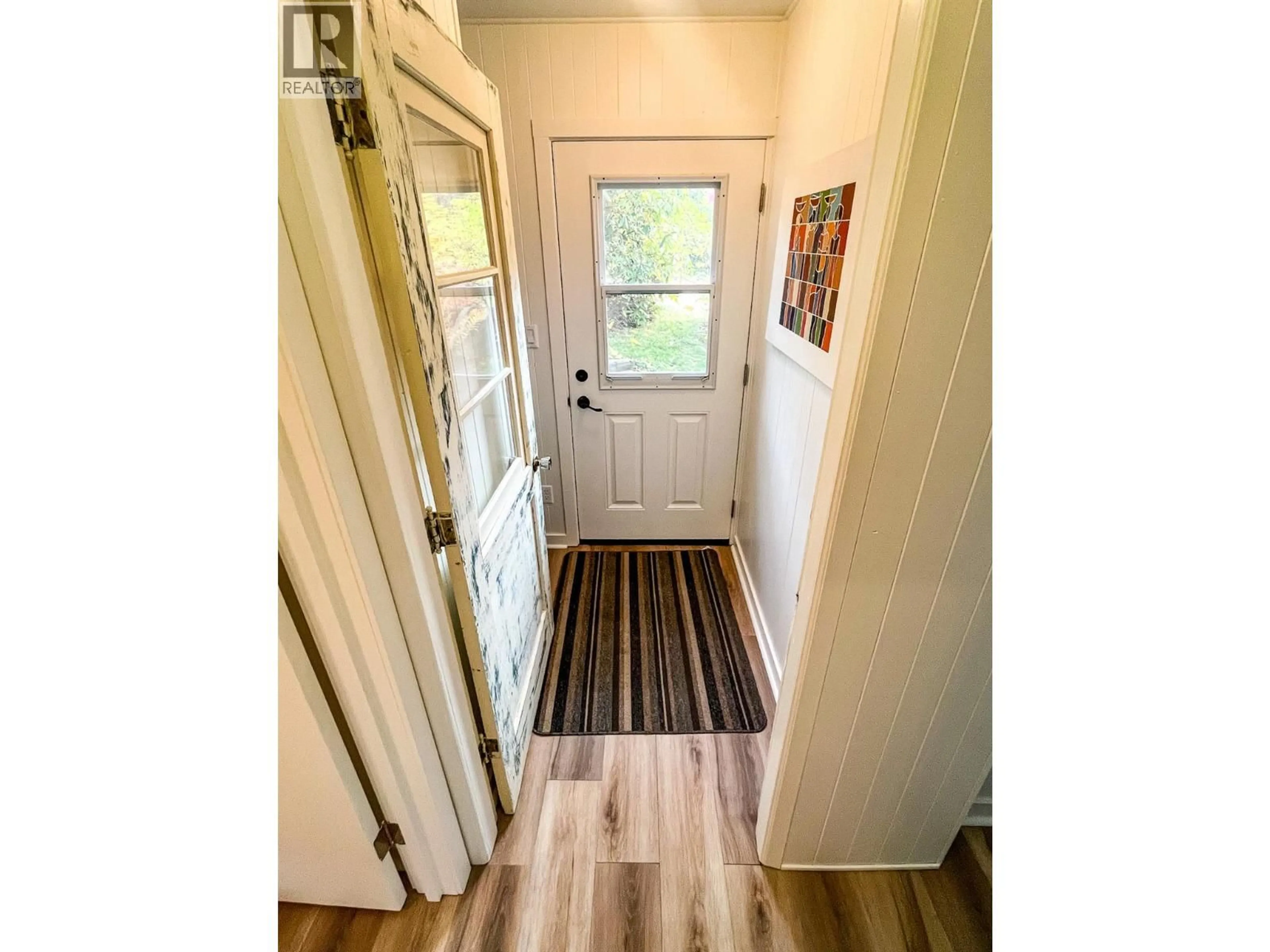 Indoor entryway for 3273 BROADWATER ROAD STREET, Robson British Columbia V0G1X0