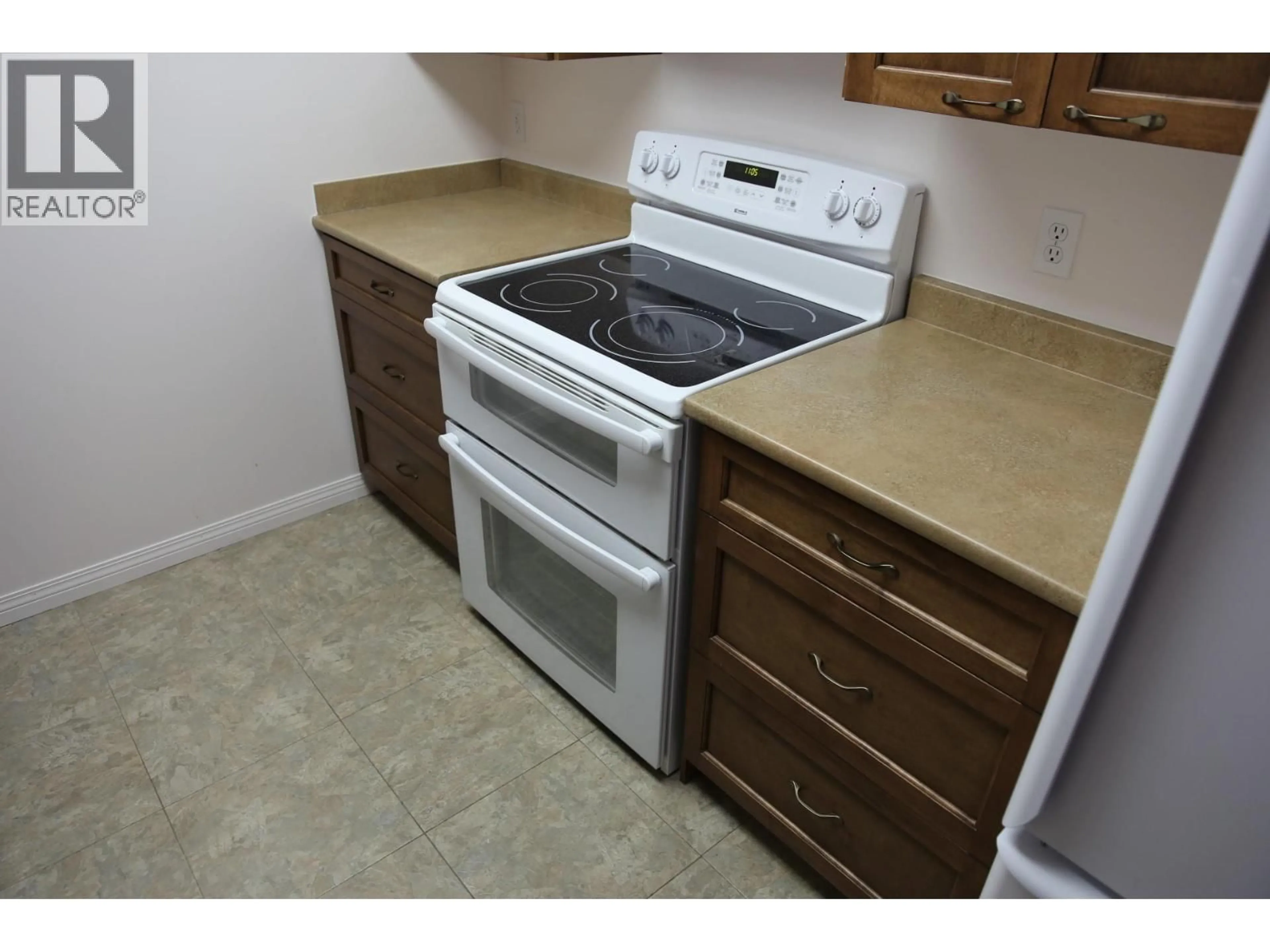 Standard kitchen, unknown for 302 - 360 BATTLE STREET, Kamloops British Columbia V2C2L6
