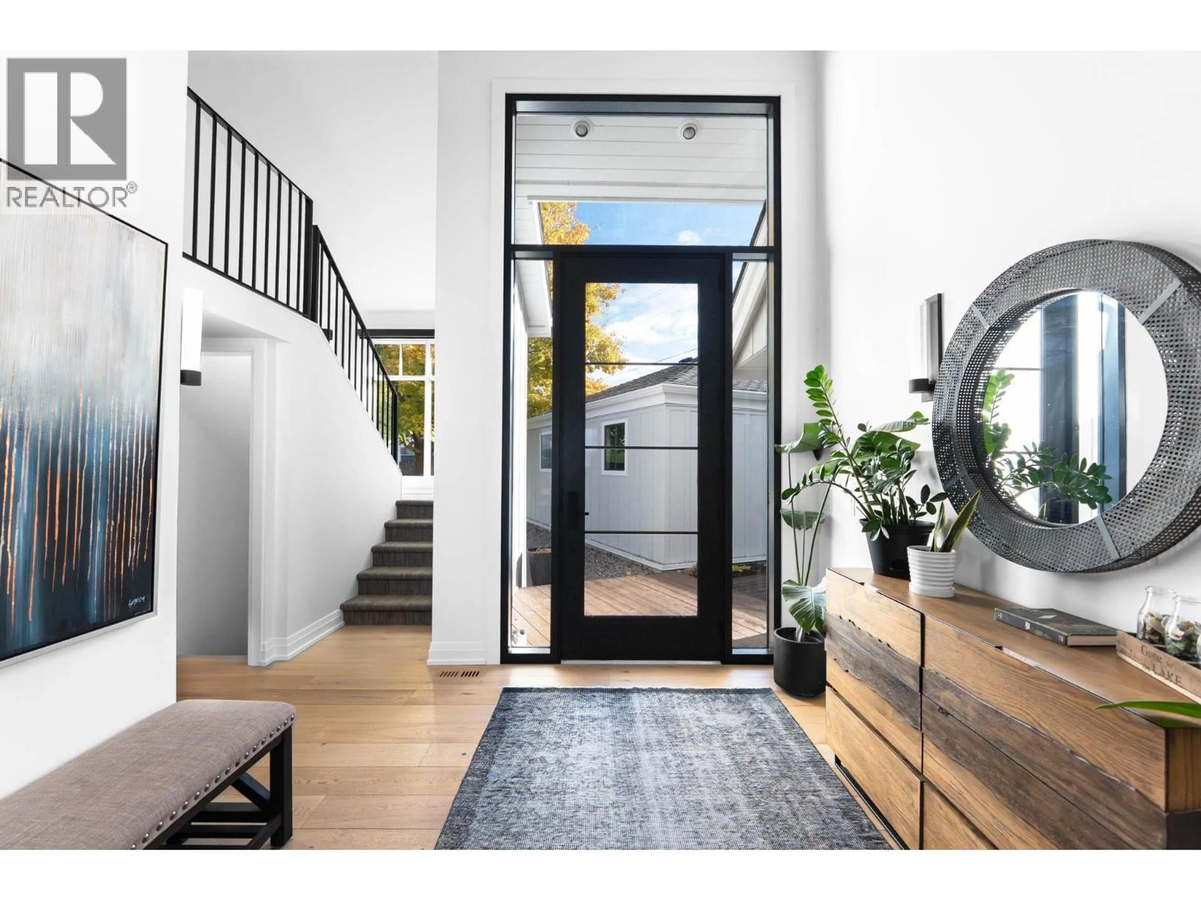 Indoor entryway for 1476 WESTRIDGE COURT, Kelowna British Columbia V1W3B5