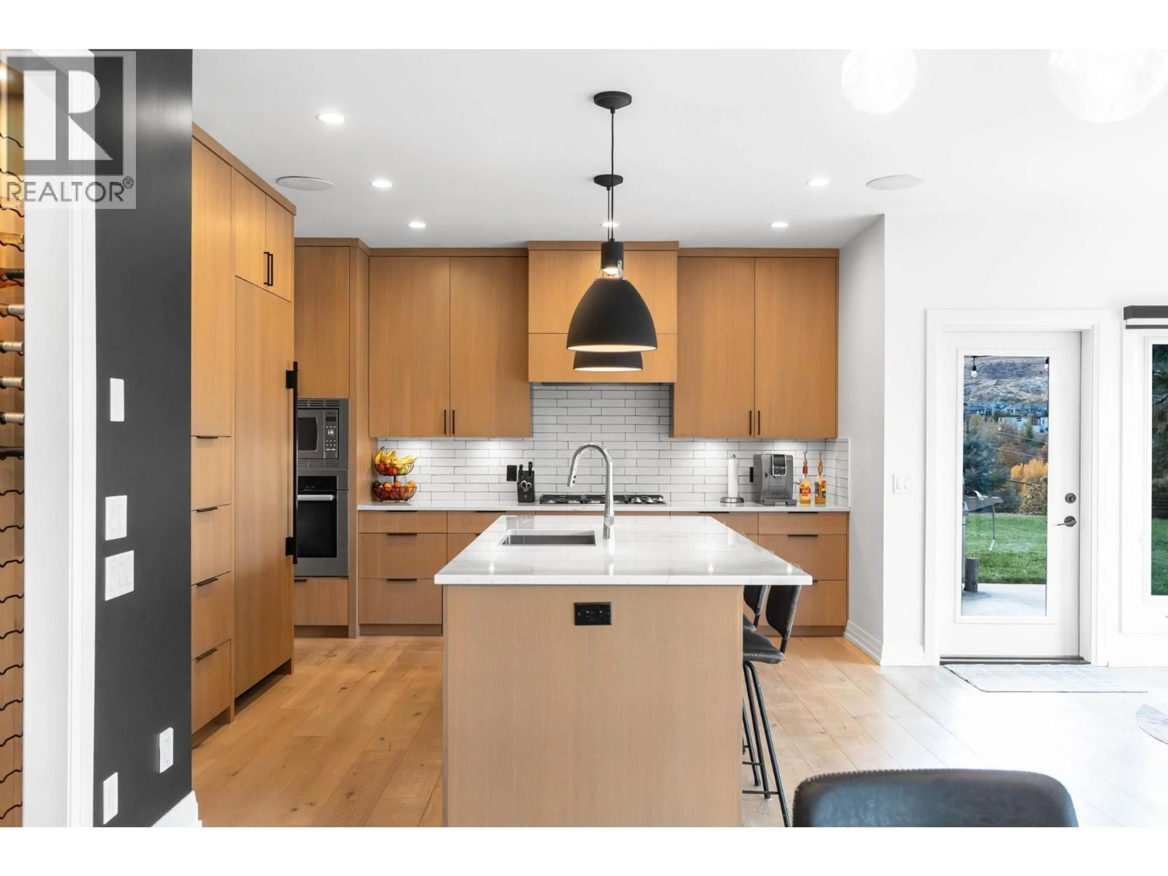 Contemporary kitchen, unknown for 1476 WESTRIDGE COURT, Kelowna British Columbia V1W3B5