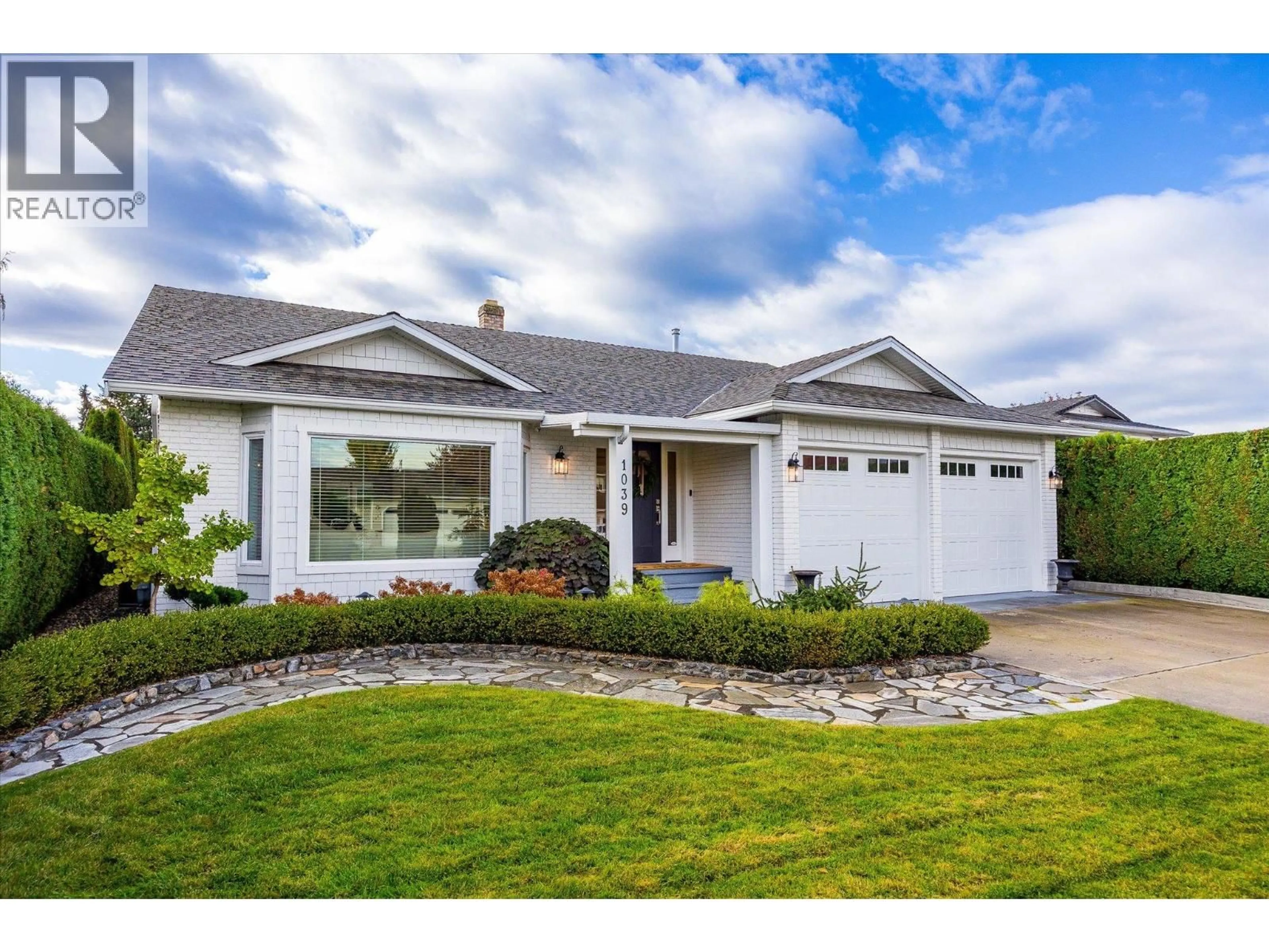 Home with vinyl exterior material, street for 1039 CUSHING COURT, Kelowna British Columbia V1Y8W8