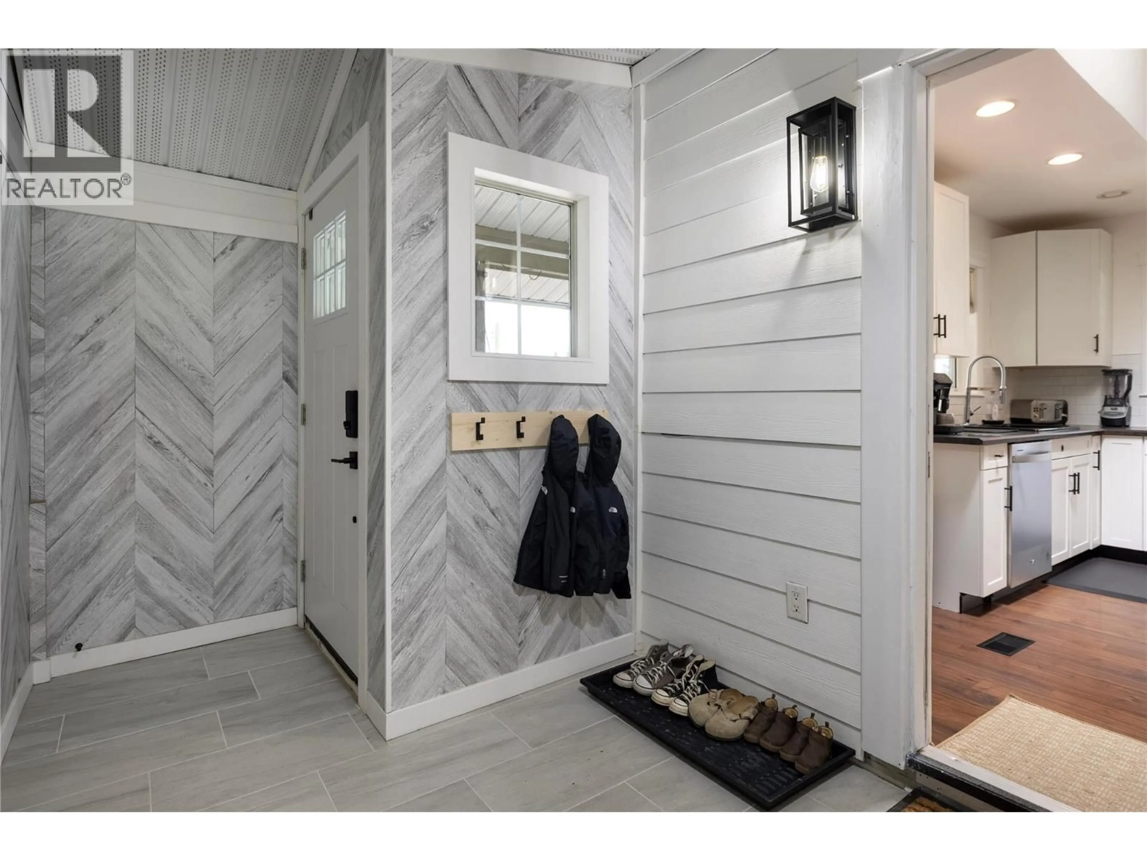 Indoor entryway for 2100 32 AVENUE, Vernon British Columbia V1T2K2