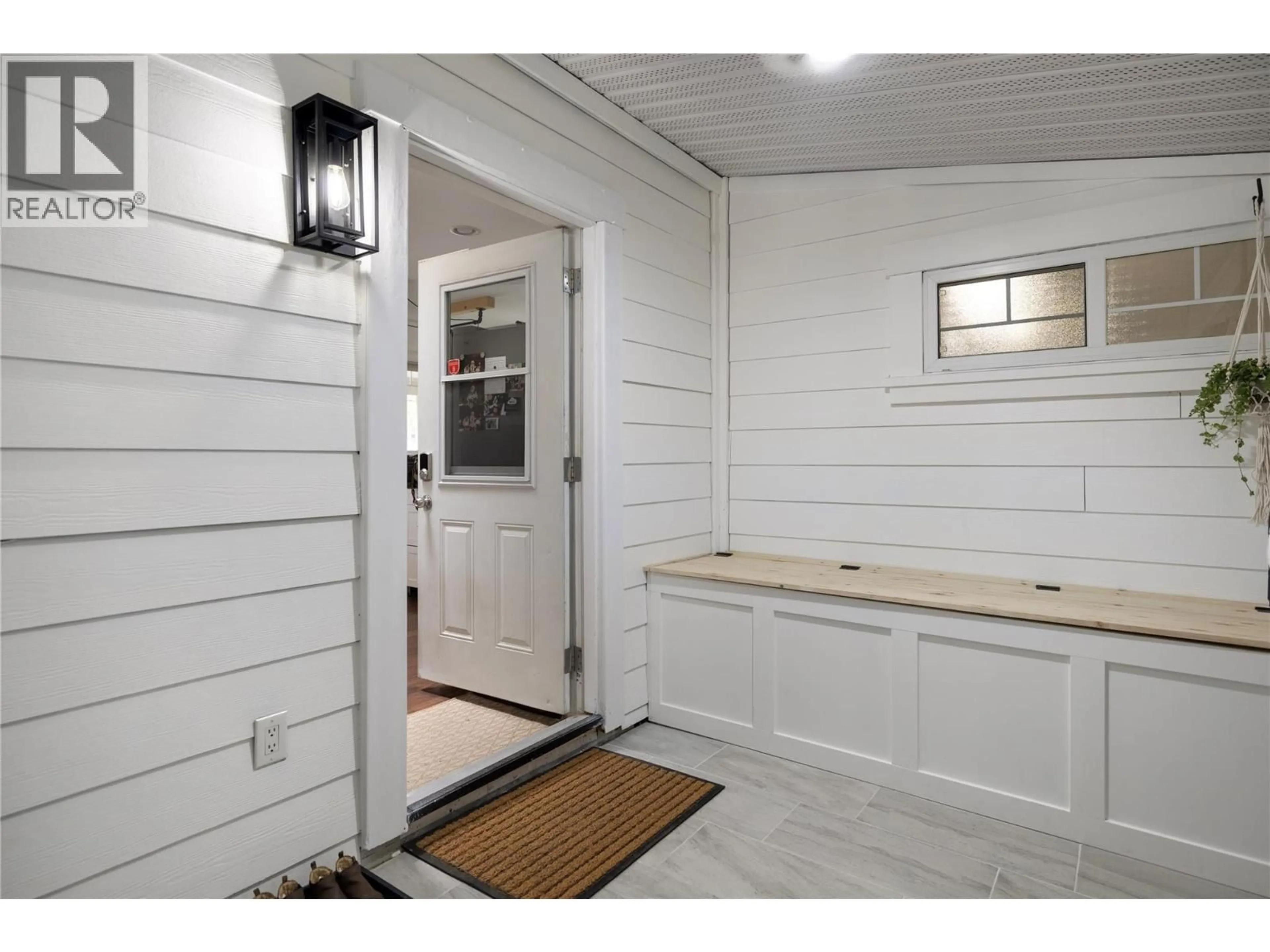 Indoor entryway for 2100 32 AVENUE, Vernon British Columbia V1T2K2