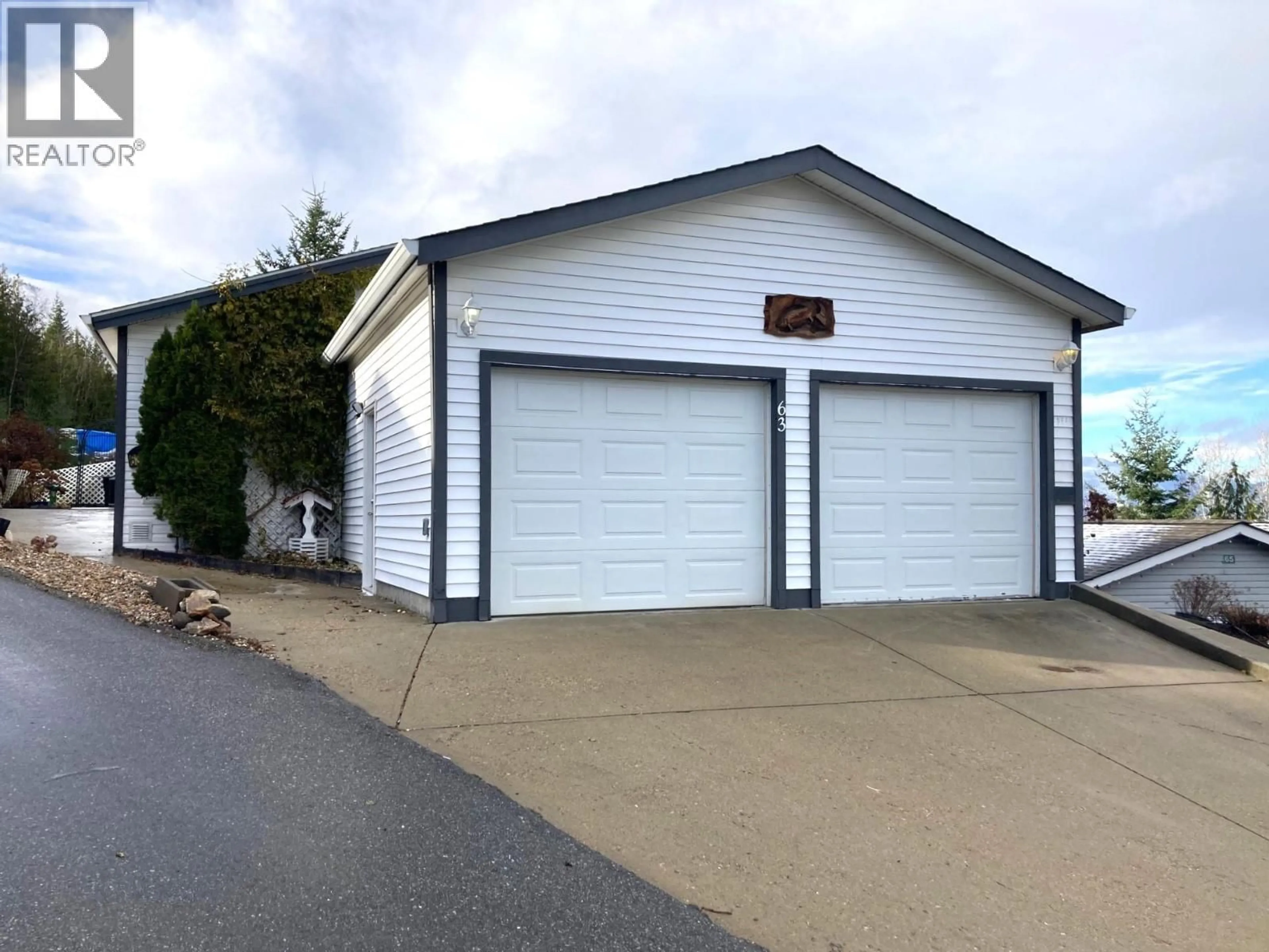 Indoor garage for 63 - 1510 TRANS CANADA HIGHWAY, Sorrento British Columbia V0E2W2