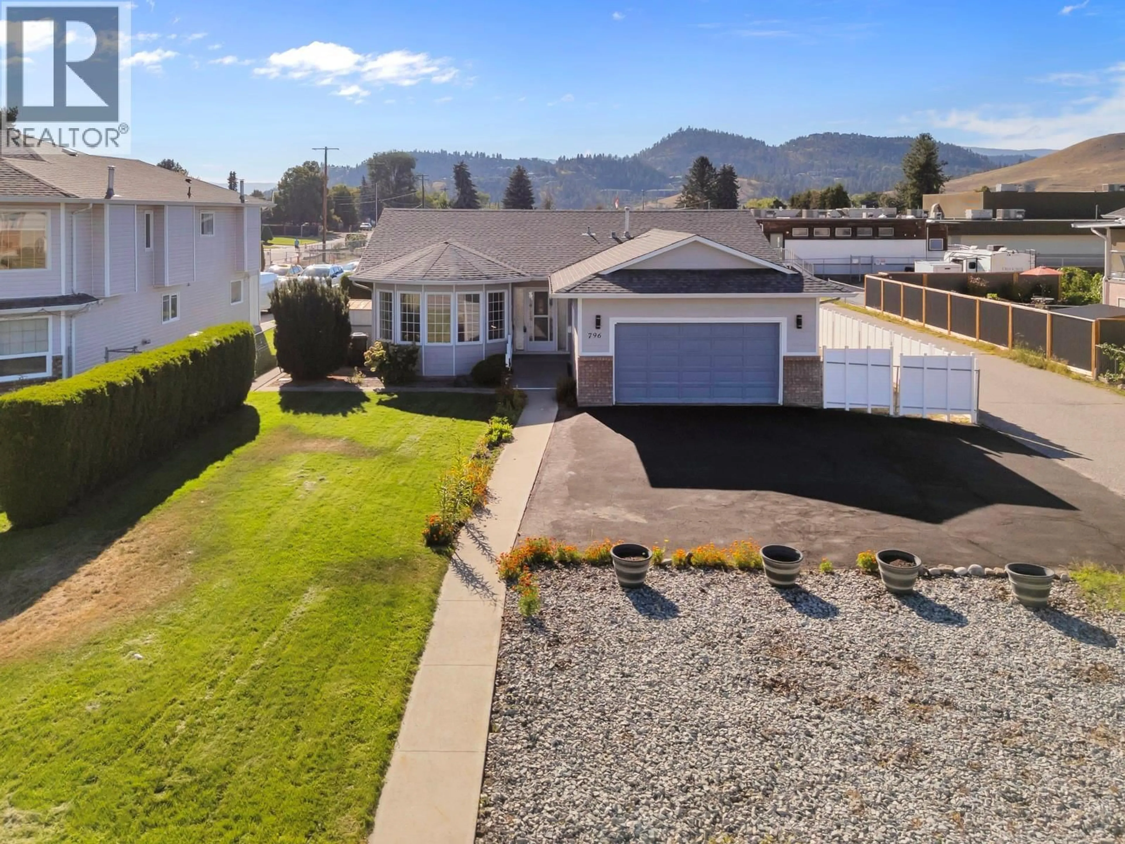 A pic from outside/outdoor area/front of a property/back of a property/a pic from drone, mountain view for 796 HOLLYWOOD ROAD NORTH, Kelowna British Columbia V1X5Y7