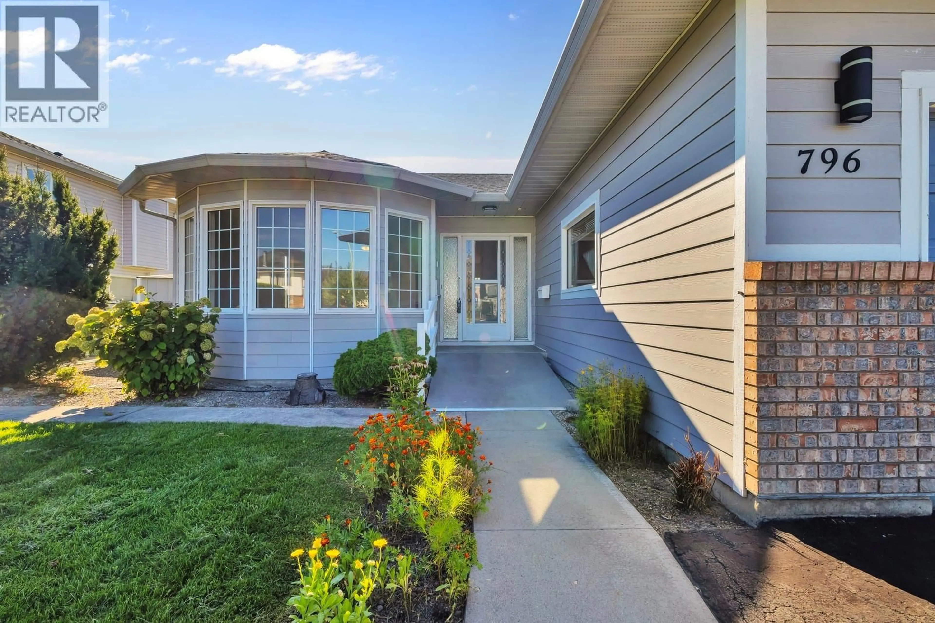 Home with vinyl exterior material, street for 796 HOLLYWOOD ROAD NORTH, Kelowna British Columbia V1X5Y7