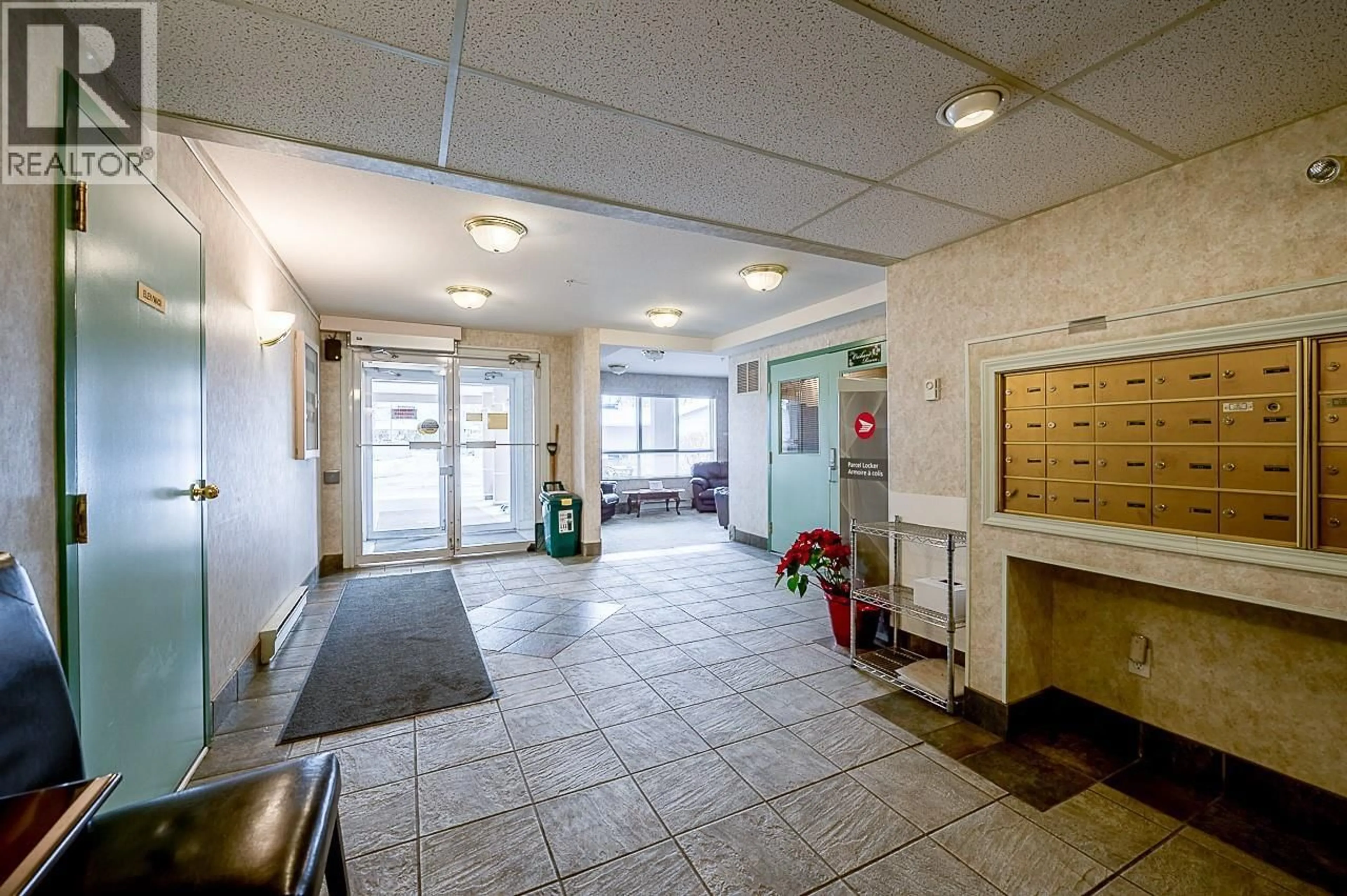 Indoor foyer for 303 - 860 NICOLANI DRIVE, Kamloops British Columbia V2B5B3