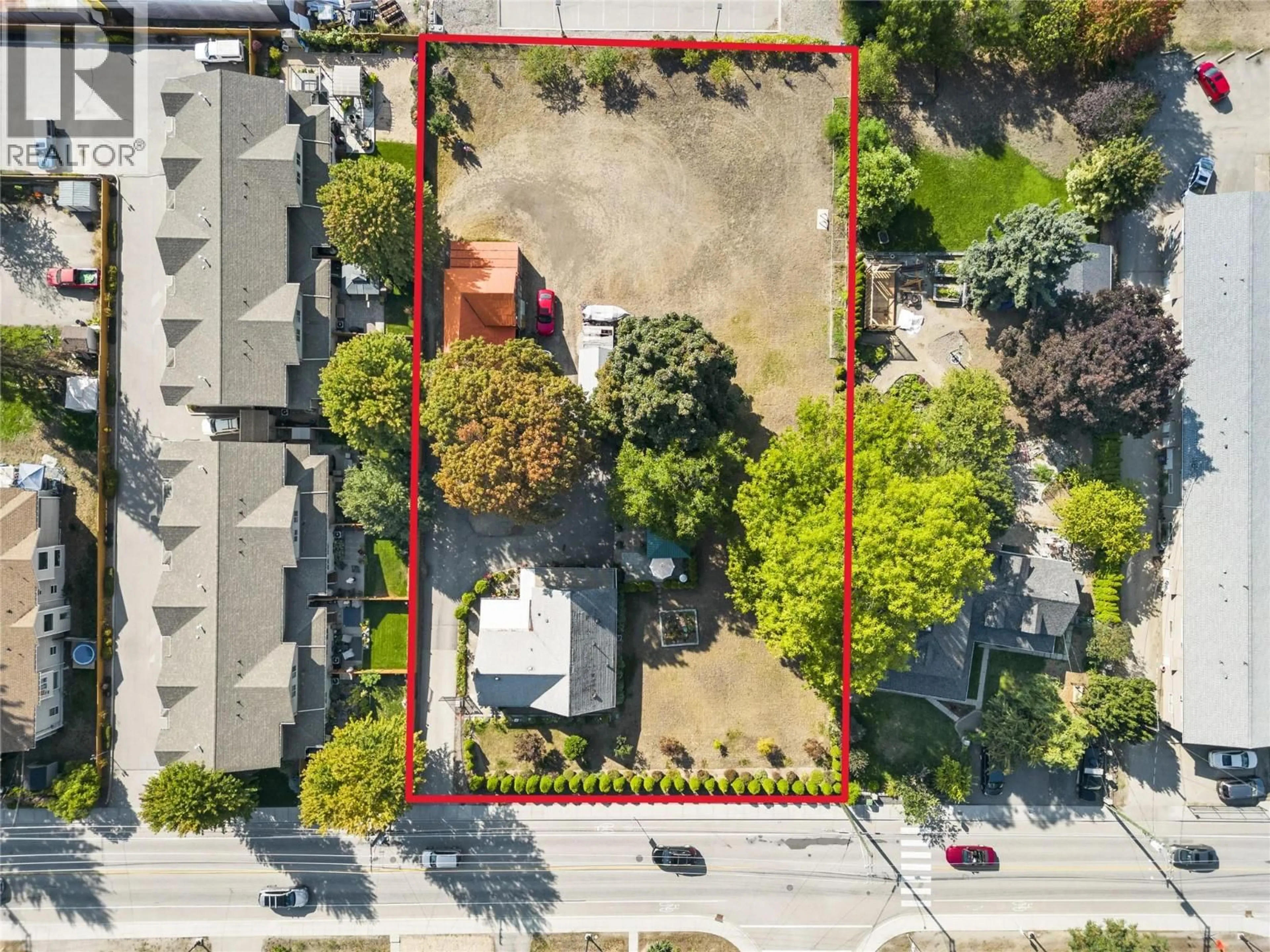 A pic from outside/outdoor area/front of a property/back of a property/a pic from drone, street for 4702 20 STREET, Vernon British Columbia V1T4E5