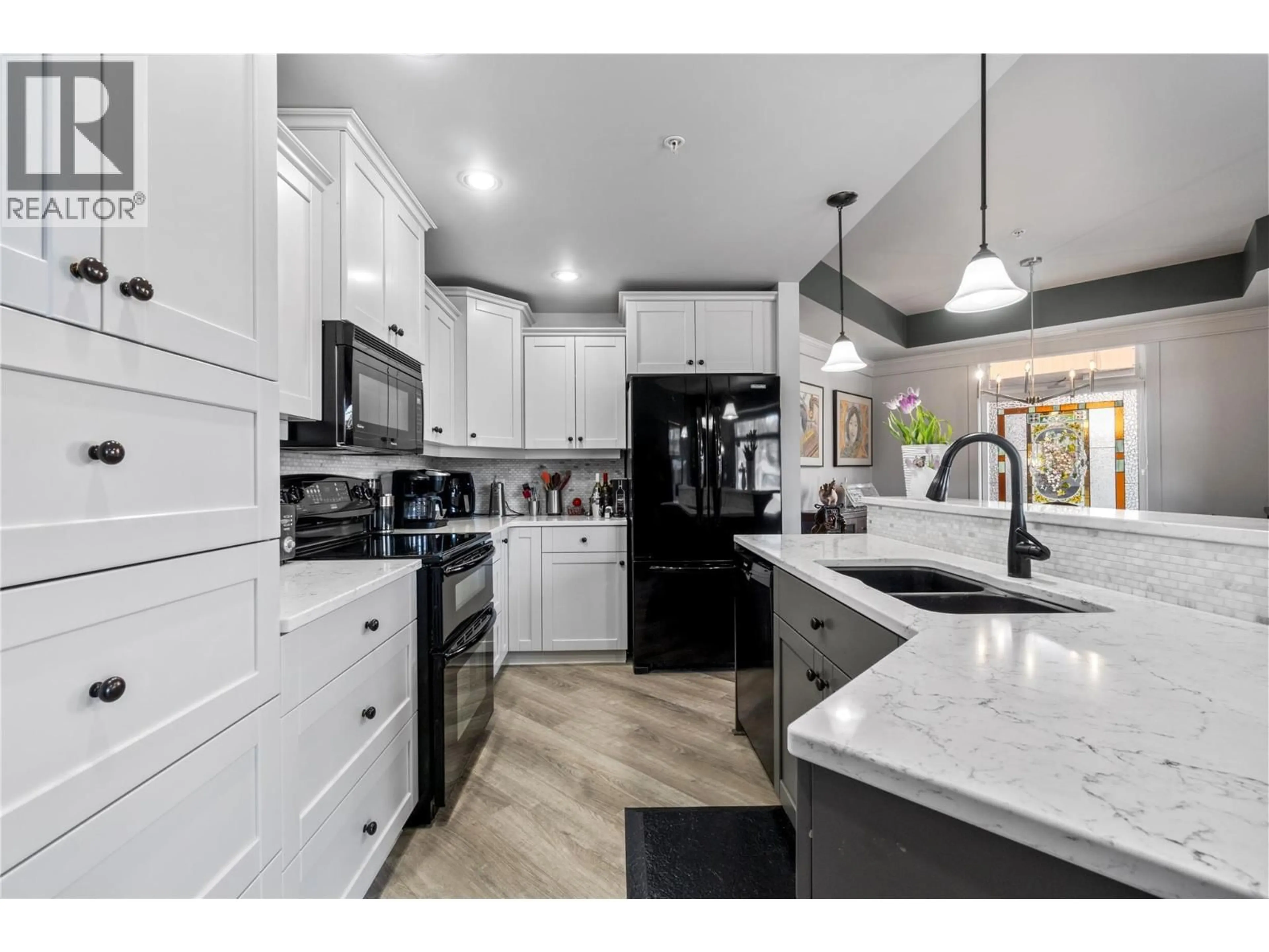 Open concept kitchen, ceramic/tile floor for 102 - 611 SHUSWAP STREET SOUTHWEST, Salmon Arm British Columbia V1E0A9