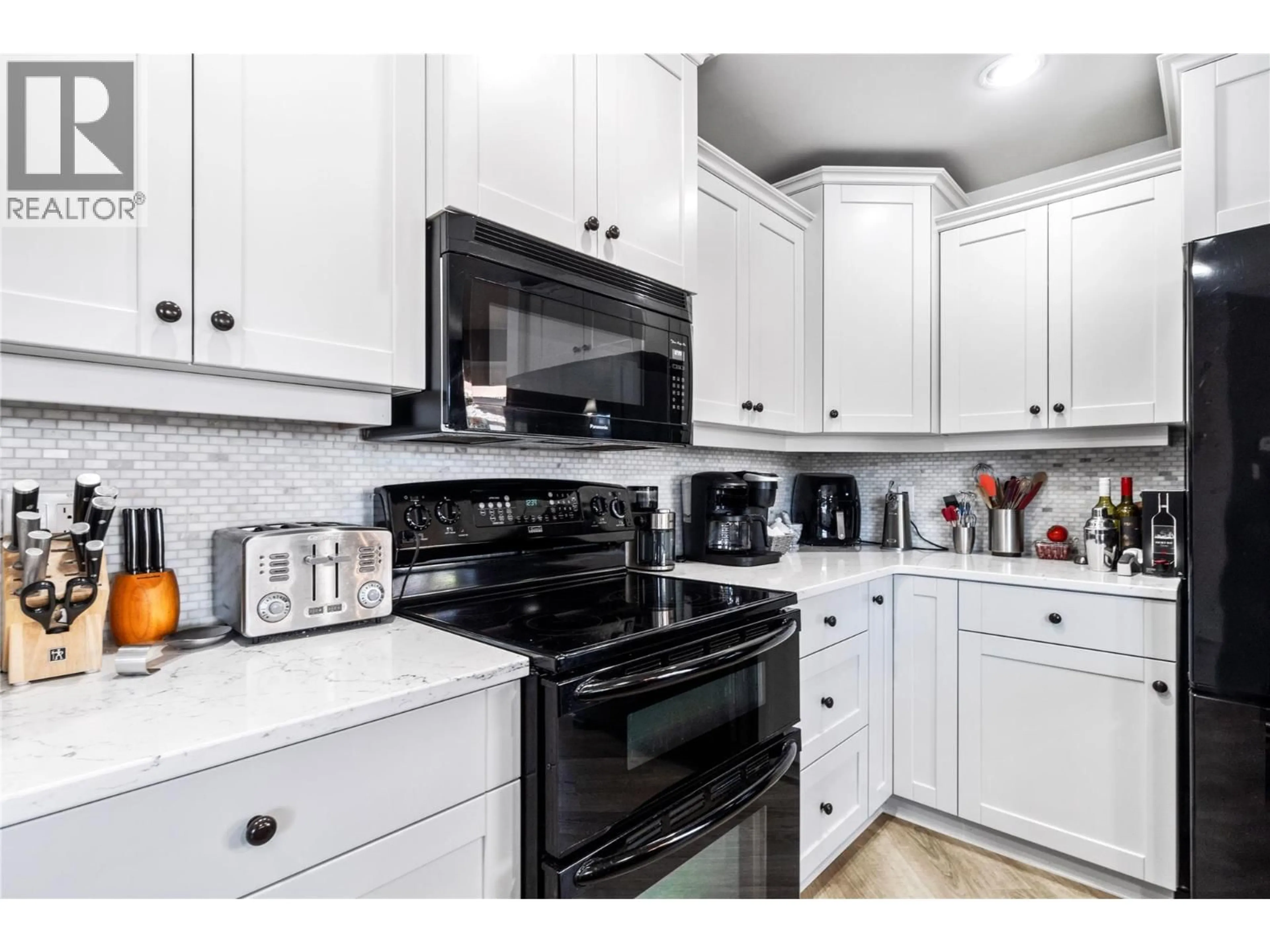 Standard kitchen, ceramic/tile floor for 102 - 611 SHUSWAP STREET SOUTHWEST, Salmon Arm British Columbia V1E0A9