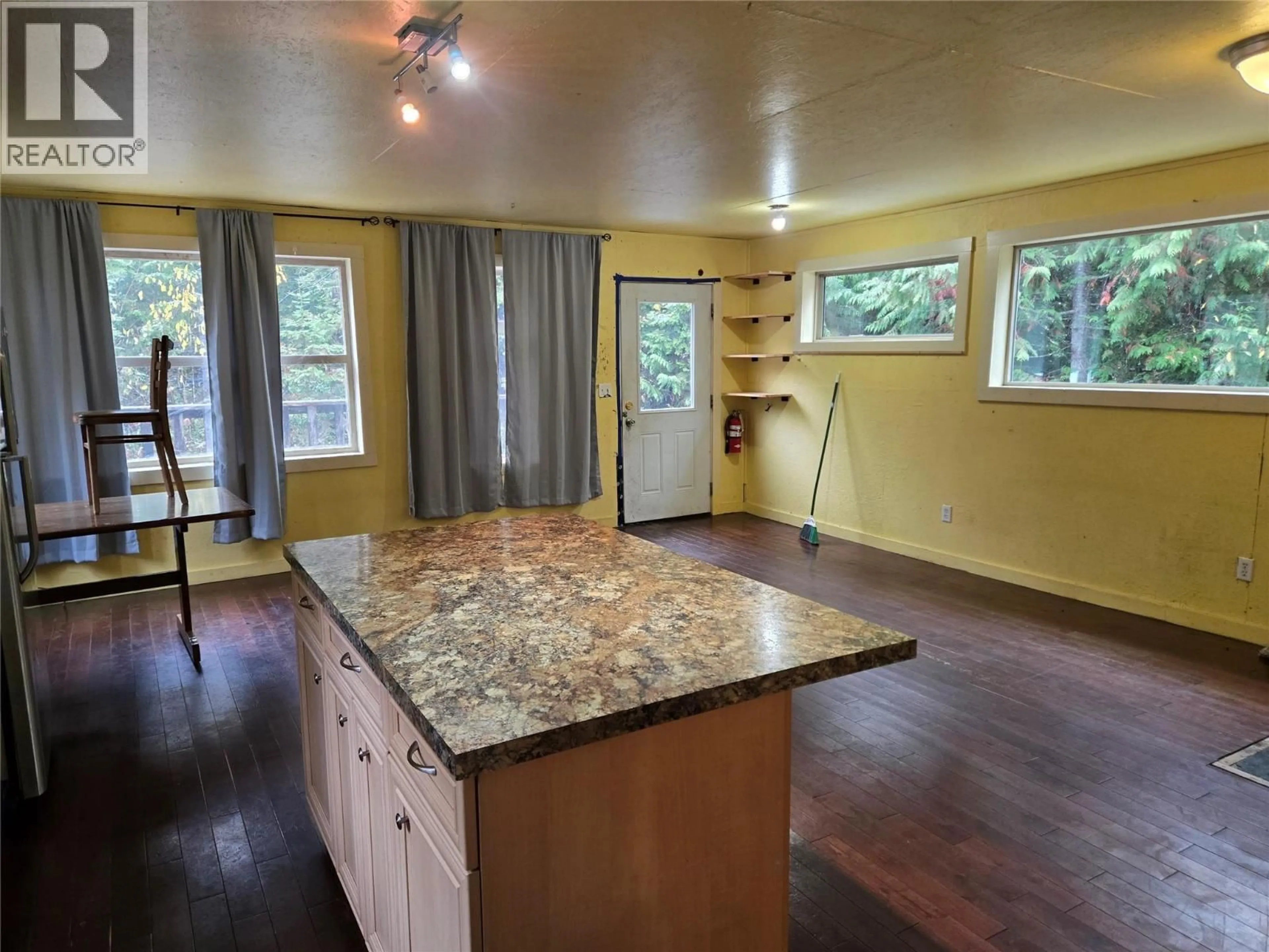 Open concept kitchen, unknown for 6654 ZEEBEN ROAD, Ymir British Columbia V0G2K0