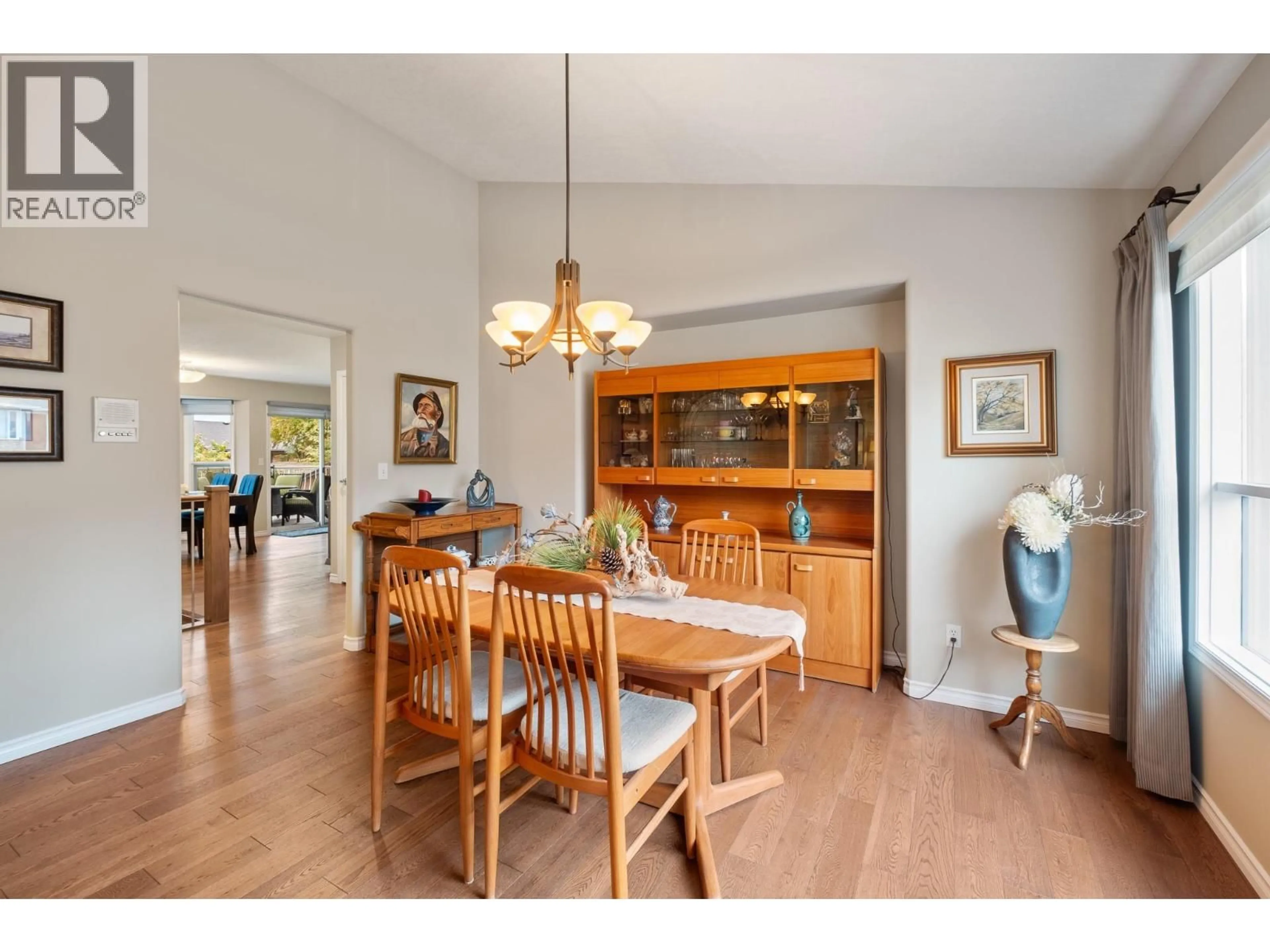 Dining room, wood/laminate floor for 1637 SONORA DRIVE, Kelowna British Columbia V1Y8Z2