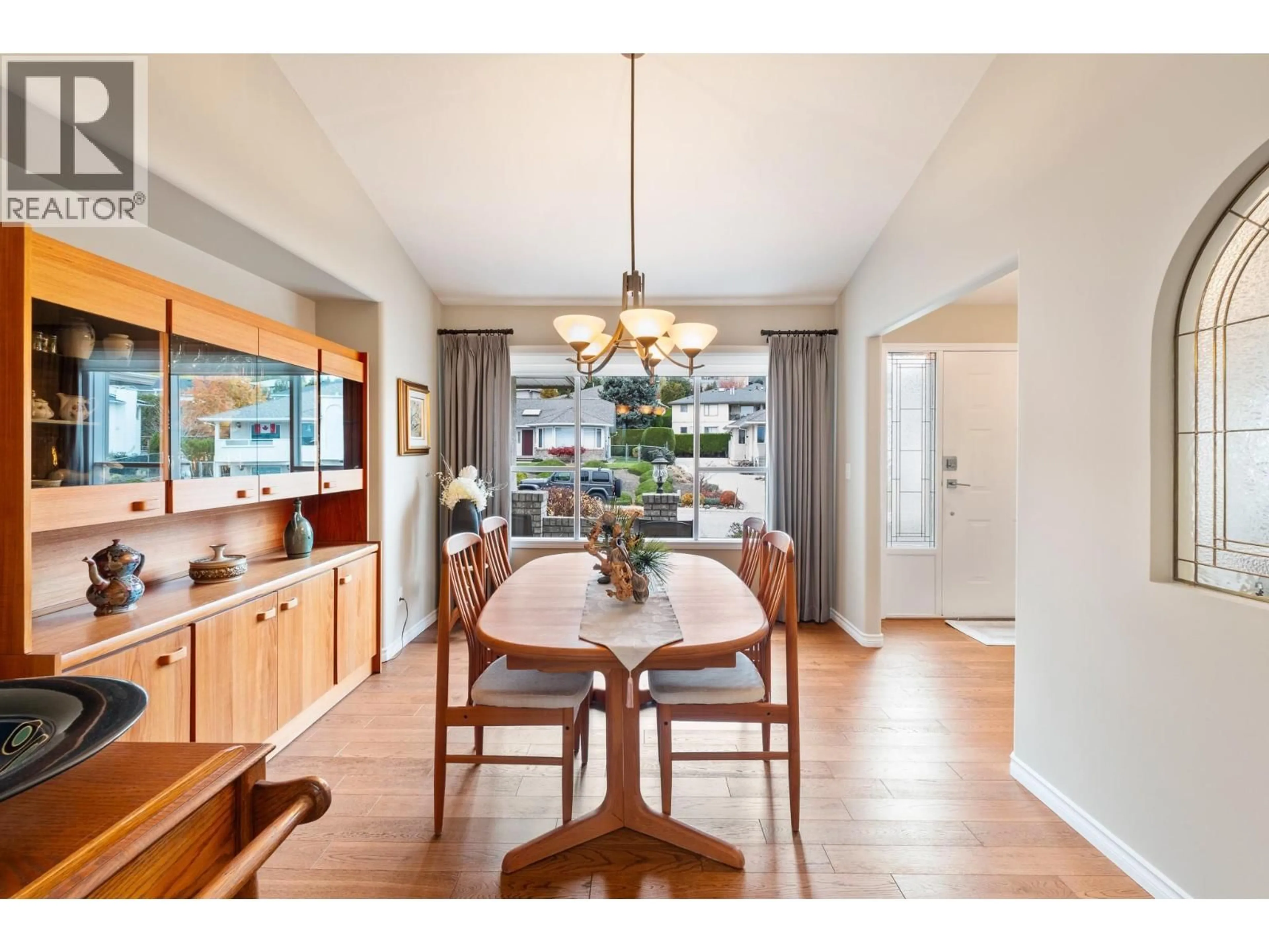 Dining room, wood/laminate floor for 1637 SONORA DRIVE, Kelowna British Columbia V1Y8Z2