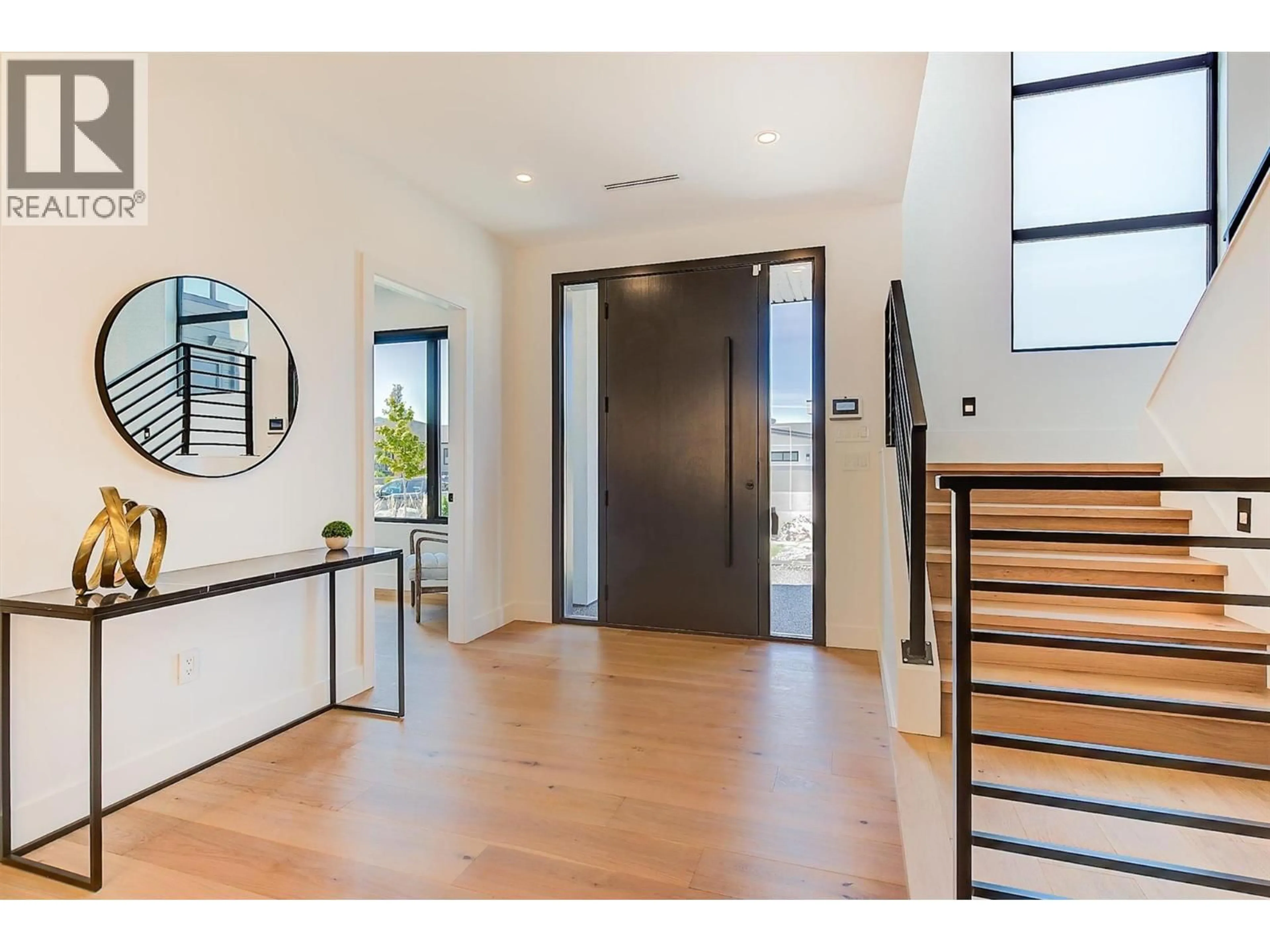 Indoor entryway for 3342 VINEYARD VIEW DRIVE, West Kelowna British Columbia V4T3B4