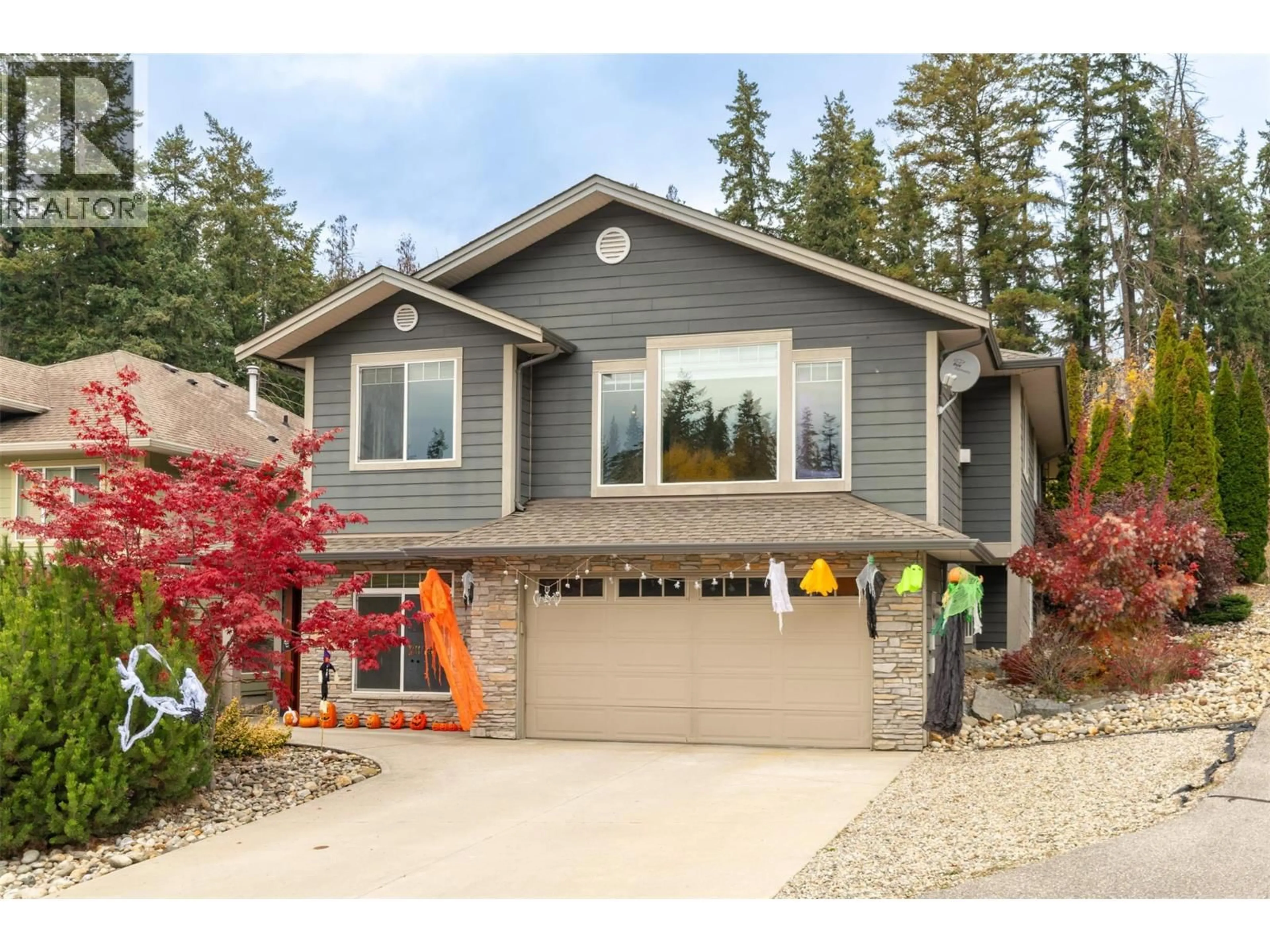Home with vinyl exterior material, street for 36 - 1581 20 STREET NORTHEAST, Salmon Arm British Columbia V1E0A7