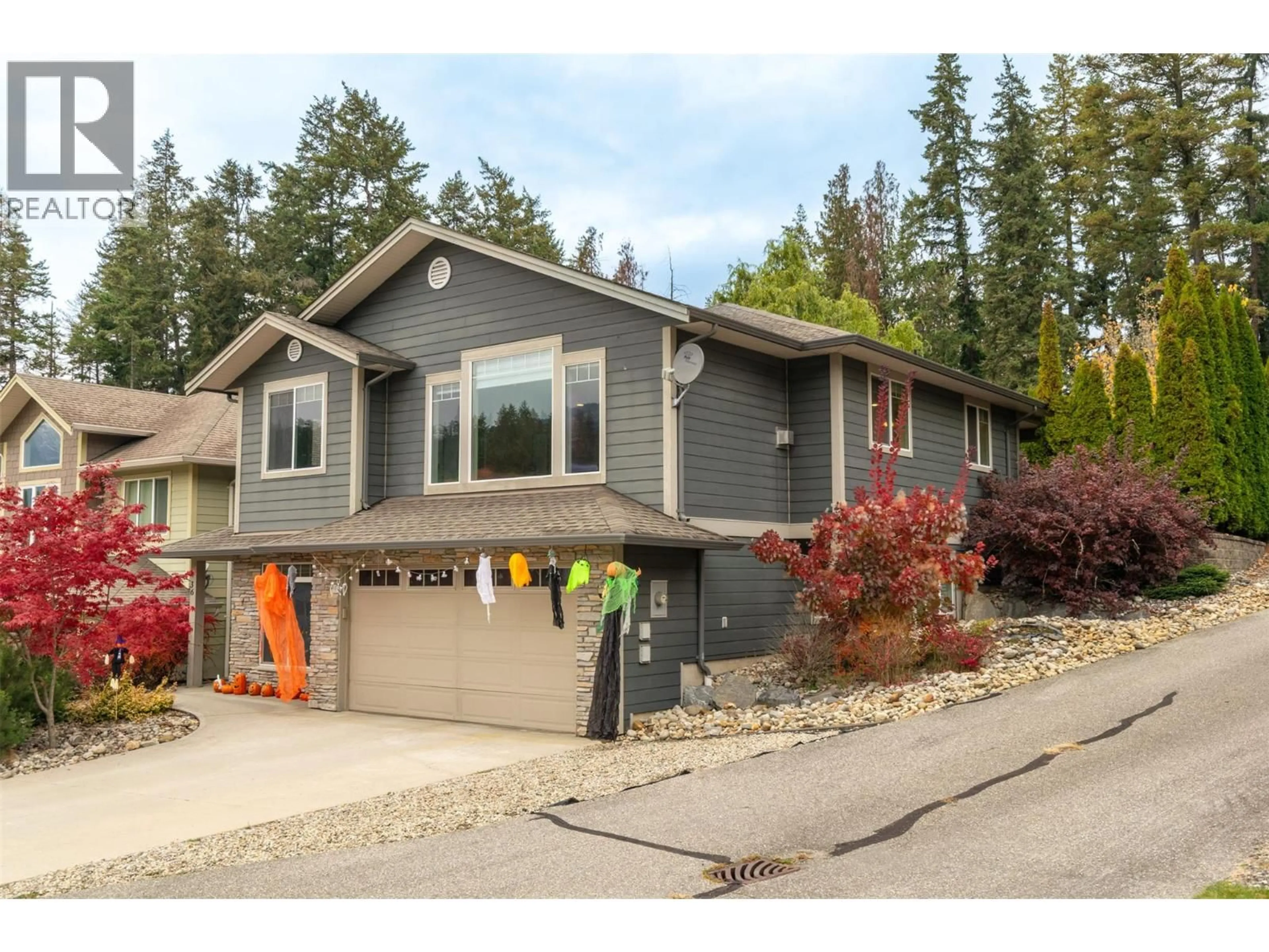Home with vinyl exterior material, street for 36 - 1581 20 STREET NORTHEAST, Salmon Arm British Columbia V1E0A7
