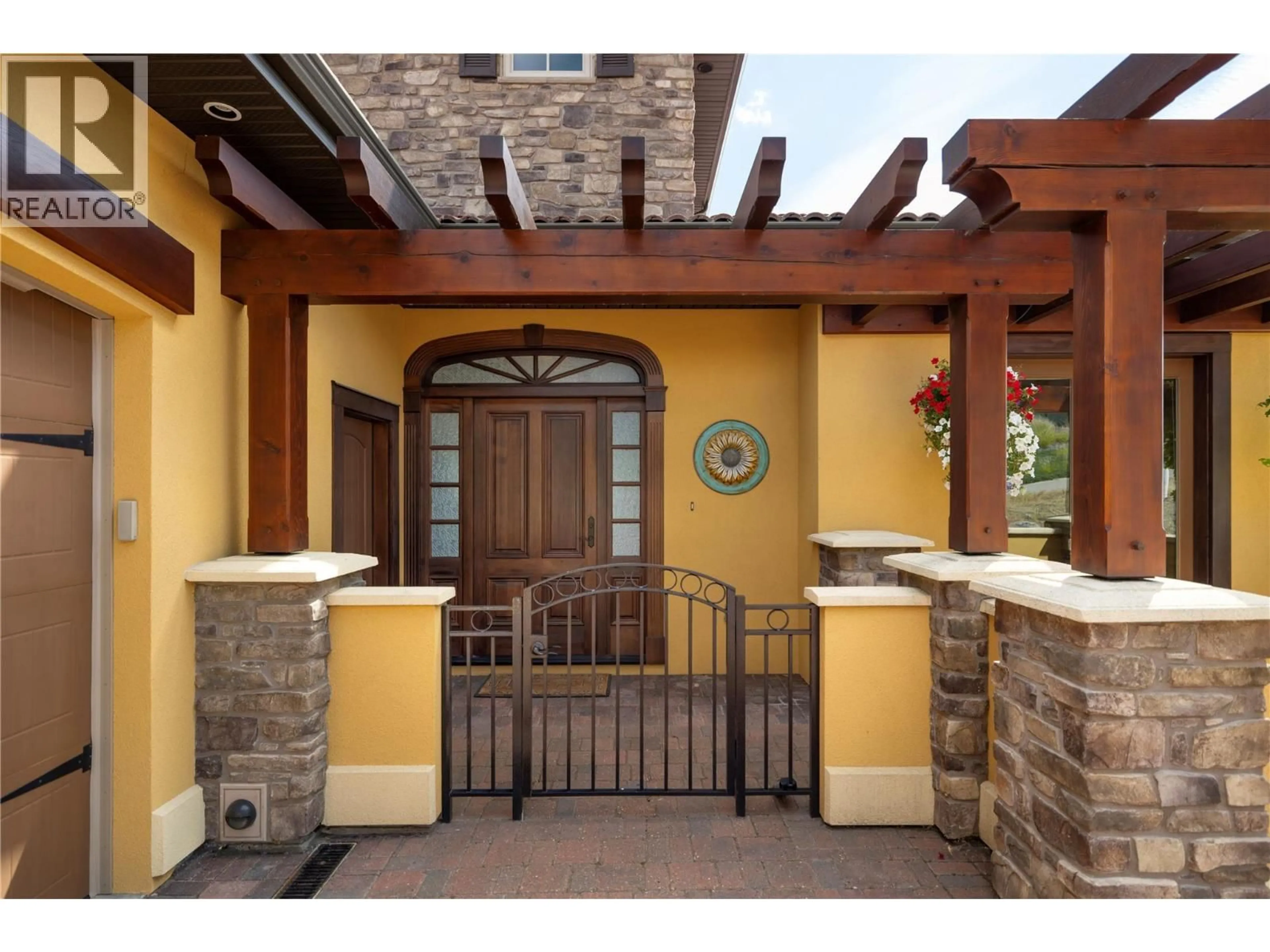 Indoor entryway for 108 VINEYARD WAY, Vernon British Columbia V1H1Z7