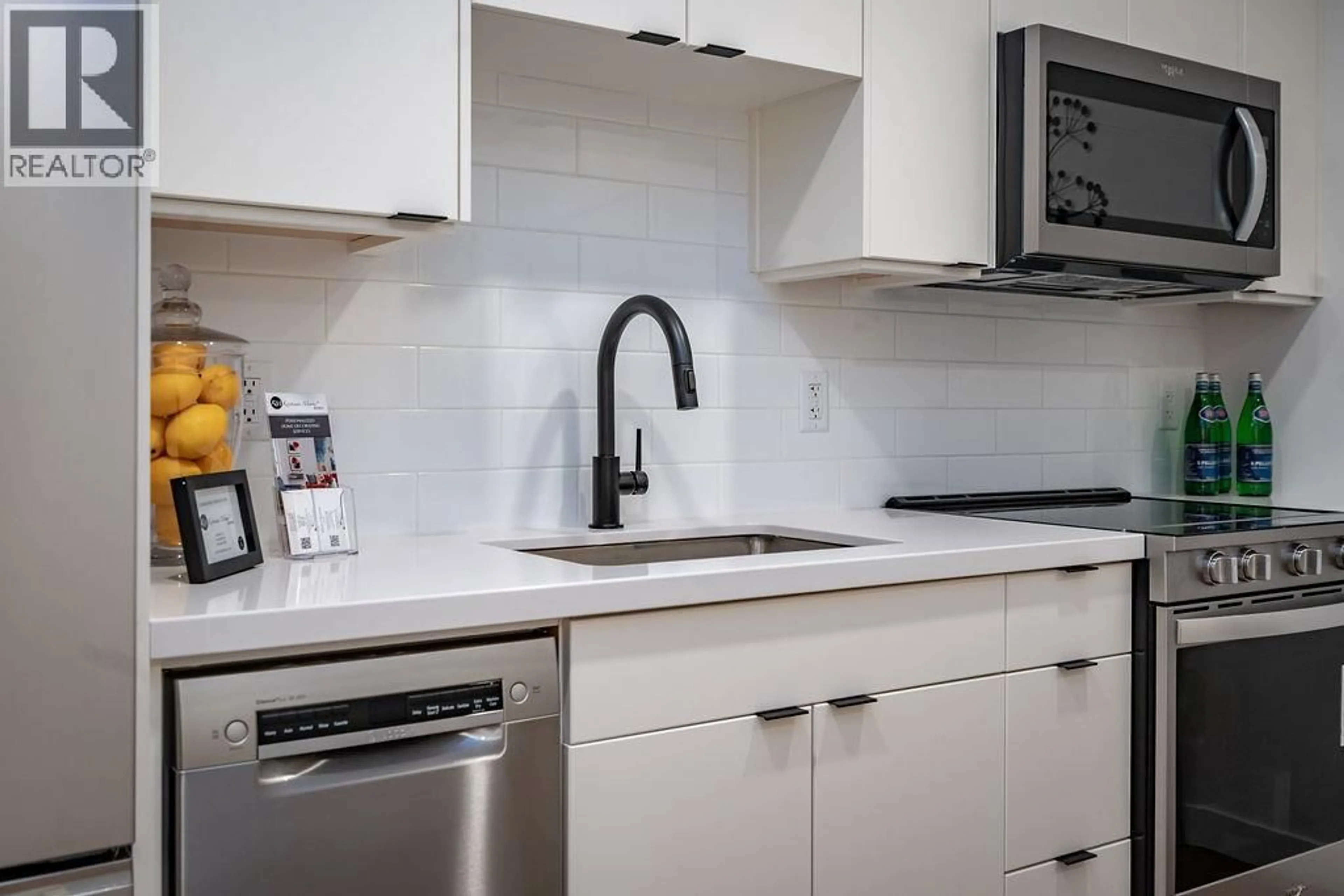 Standard kitchen, ceramic/tile floor for 209 - 514 VICTORIA STREET, Nelson British Columbia V1L4K8