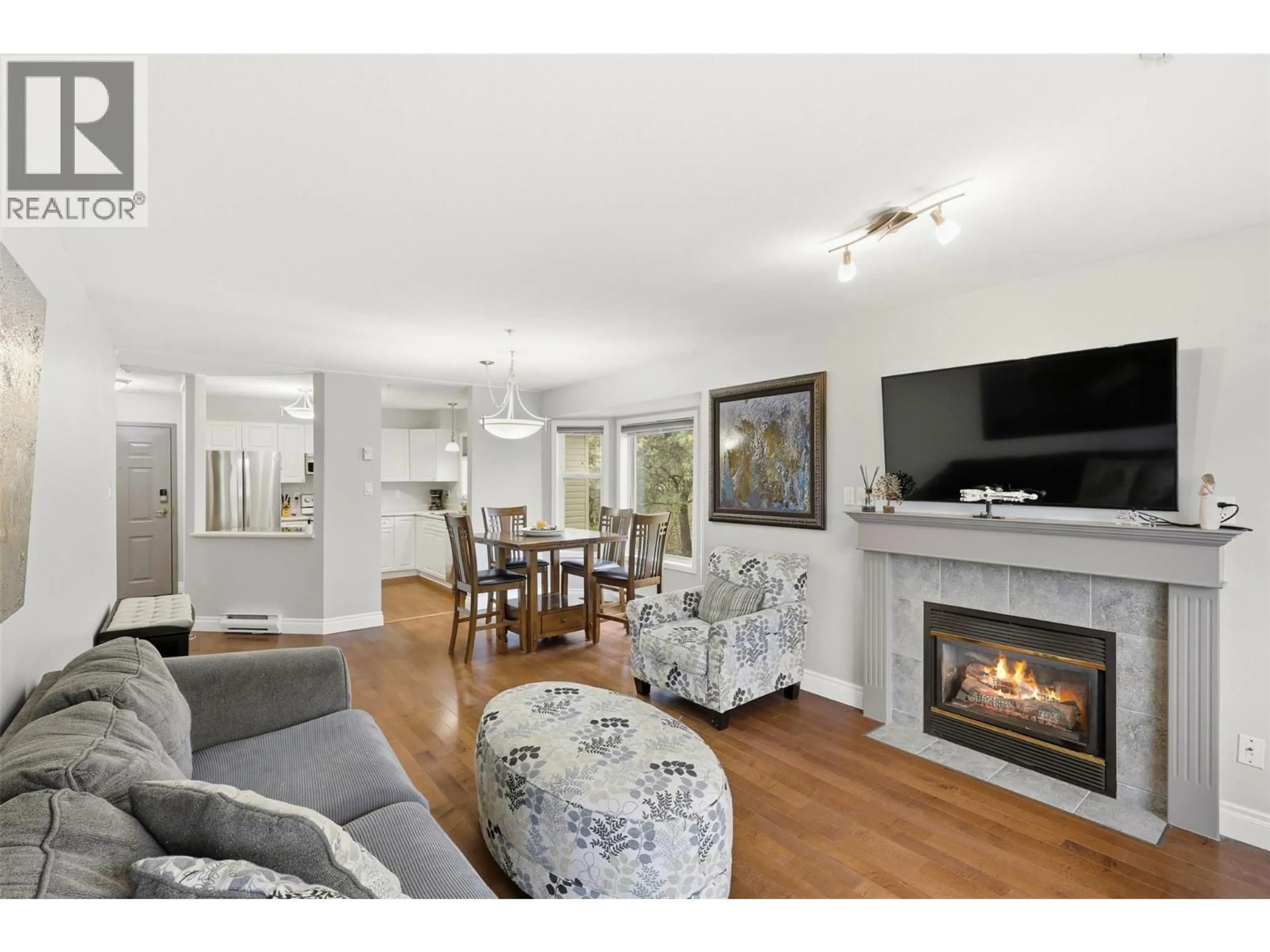 Living room with furniture, wood/laminate floor for 412 - 1120 HUGH ALLAN DRIVE, Kamloops British Columbia V1S1T4