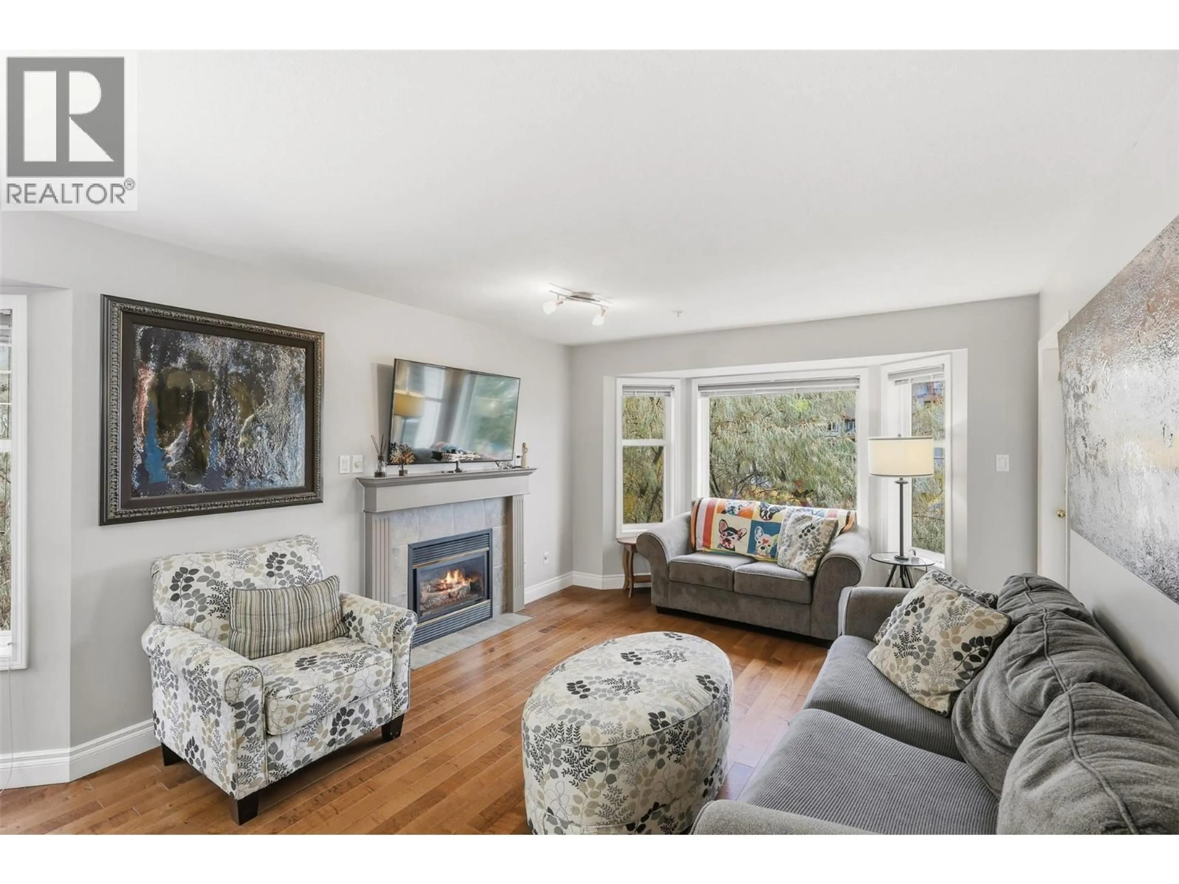 Living room with furniture, wood/laminate floor for 412 - 1120 HUGH ALLAN DRIVE, Kamloops British Columbia V1S1T4