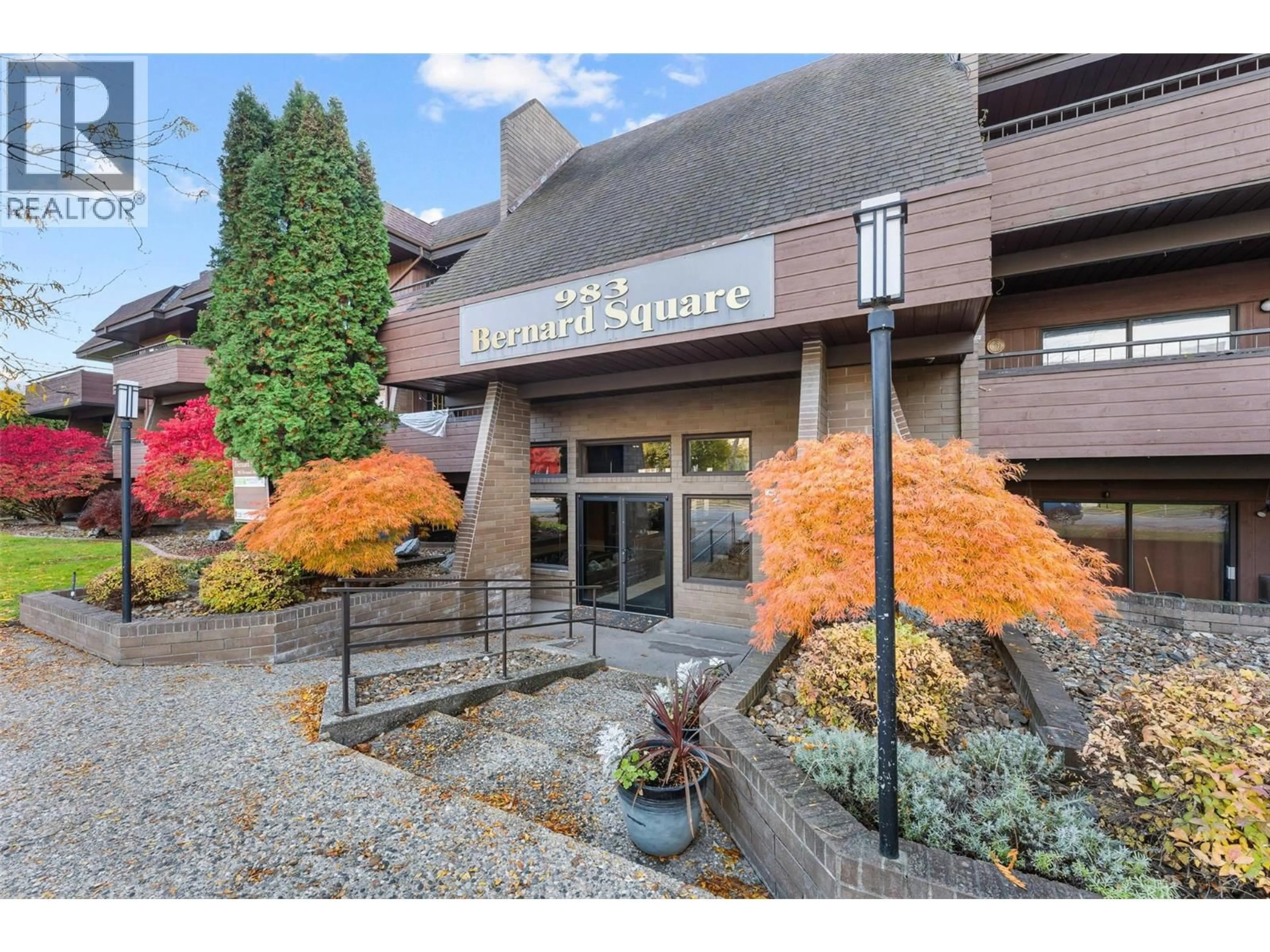 Indoor foyer for 210 - 983 BERNARD AVENUE, Kelowna British Columbia V1Y6P7