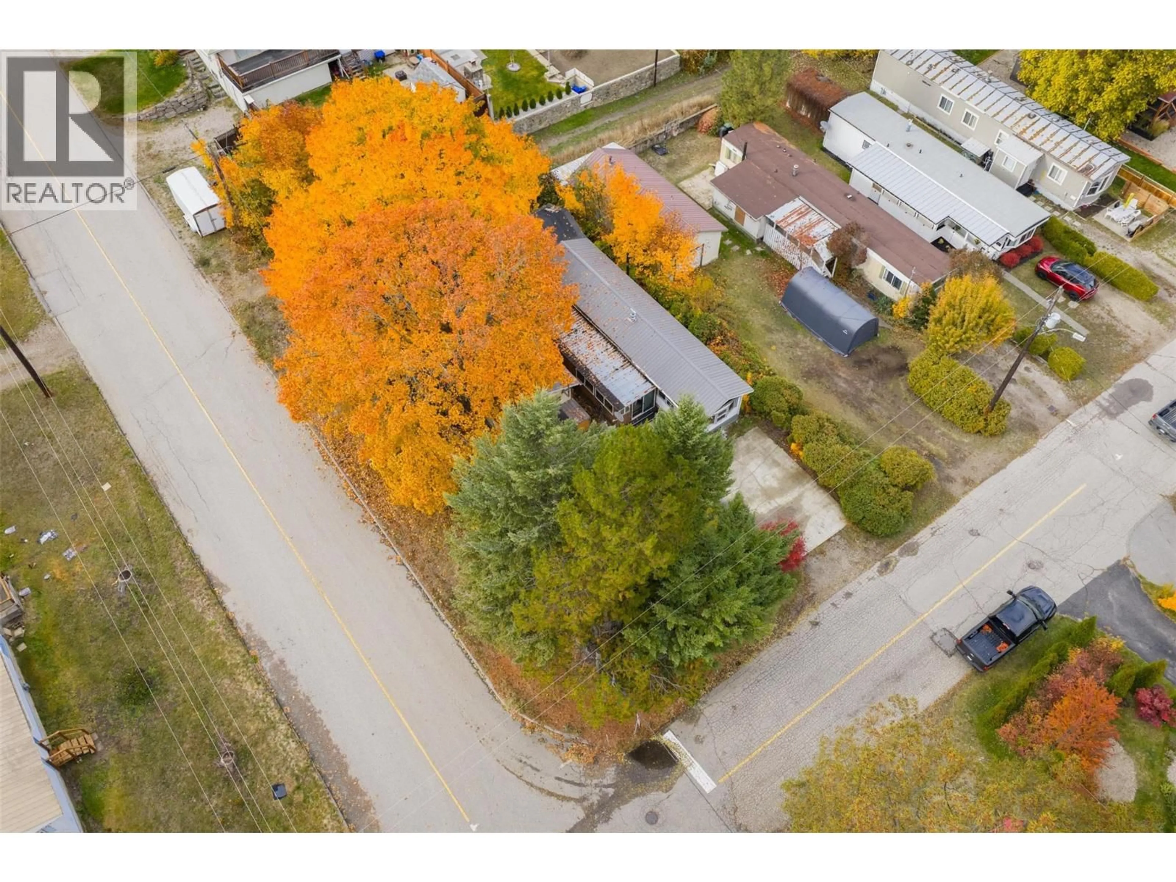 A pic from outside/outdoor area/front of a property/back of a property/a pic from drone, street for 320 3RD AVENUE, Castlegar British Columbia V1N2A6