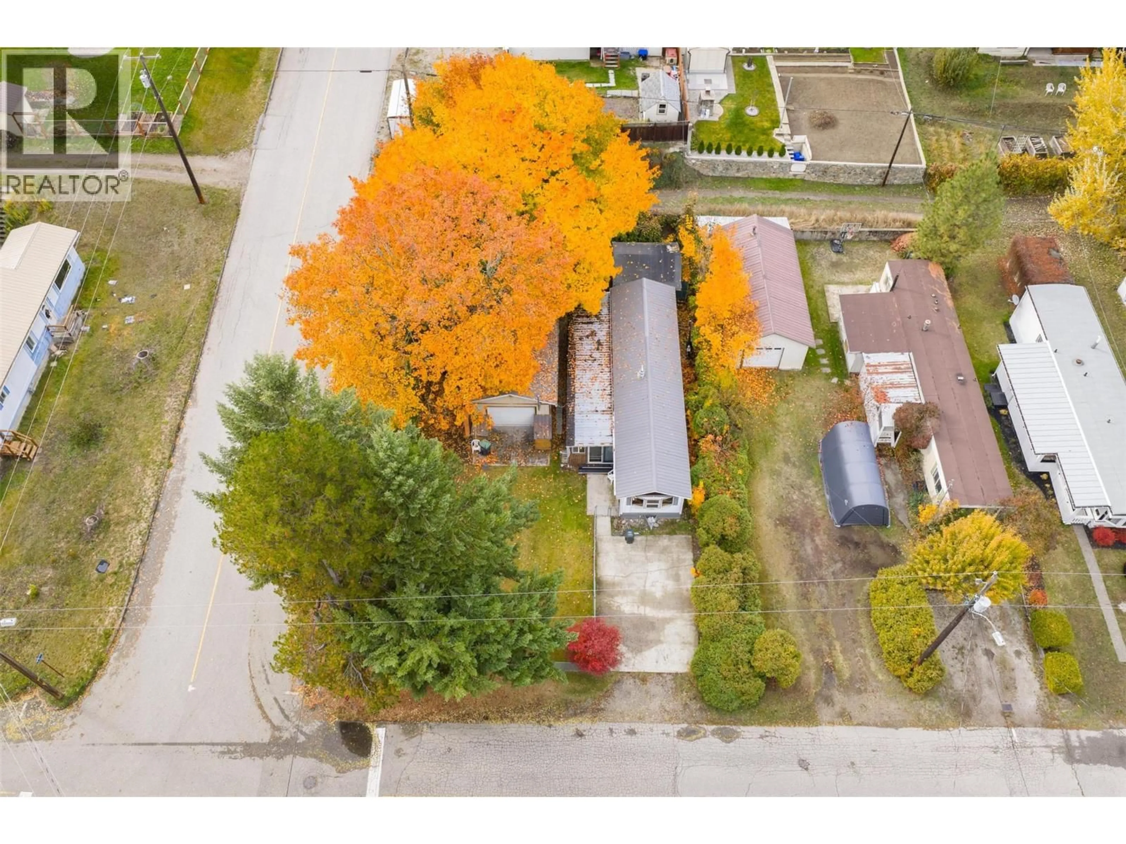 A pic from outside/outdoor area/front of a property/back of a property/a pic from drone, street for 320 3RD AVENUE, Castlegar British Columbia V1N2A6