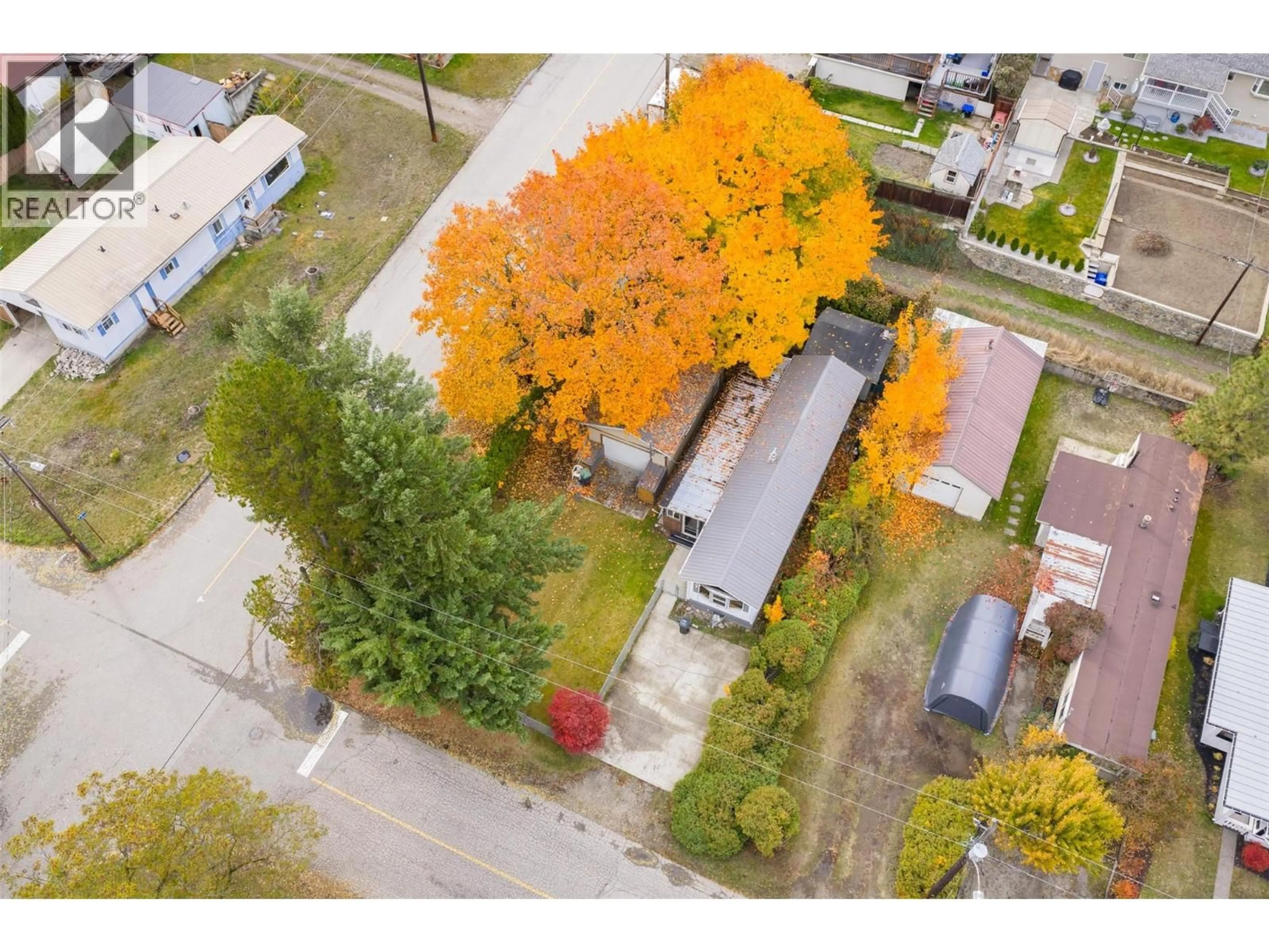 A pic from outside/outdoor area/front of a property/back of a property/a pic from drone, street for 320 3RD AVENUE, Castlegar British Columbia V1N2A6