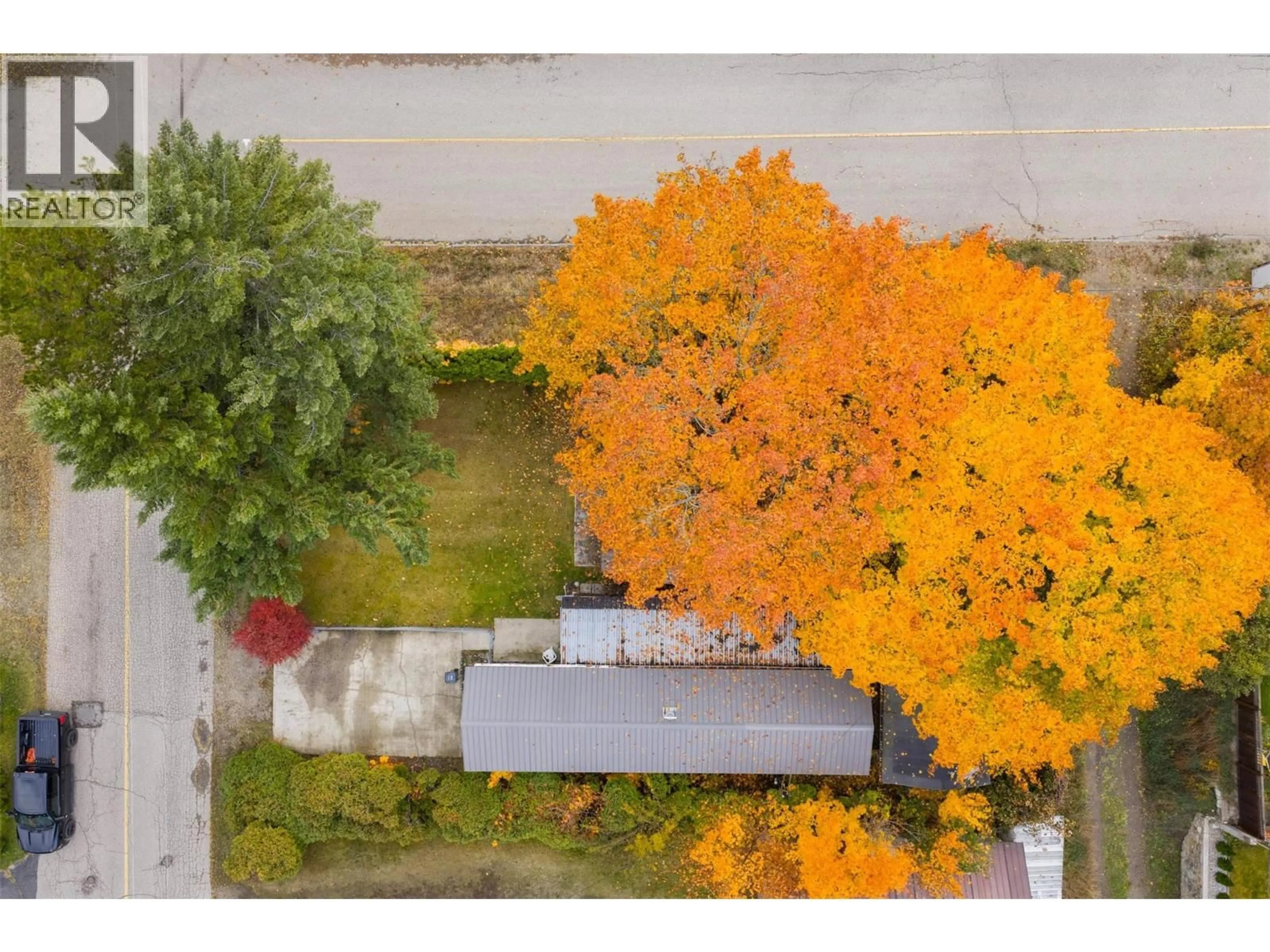 A pic from outside/outdoor area/front of a property/back of a property/a pic from drone, street for 320 3RD AVENUE, Castlegar British Columbia V1N2A6