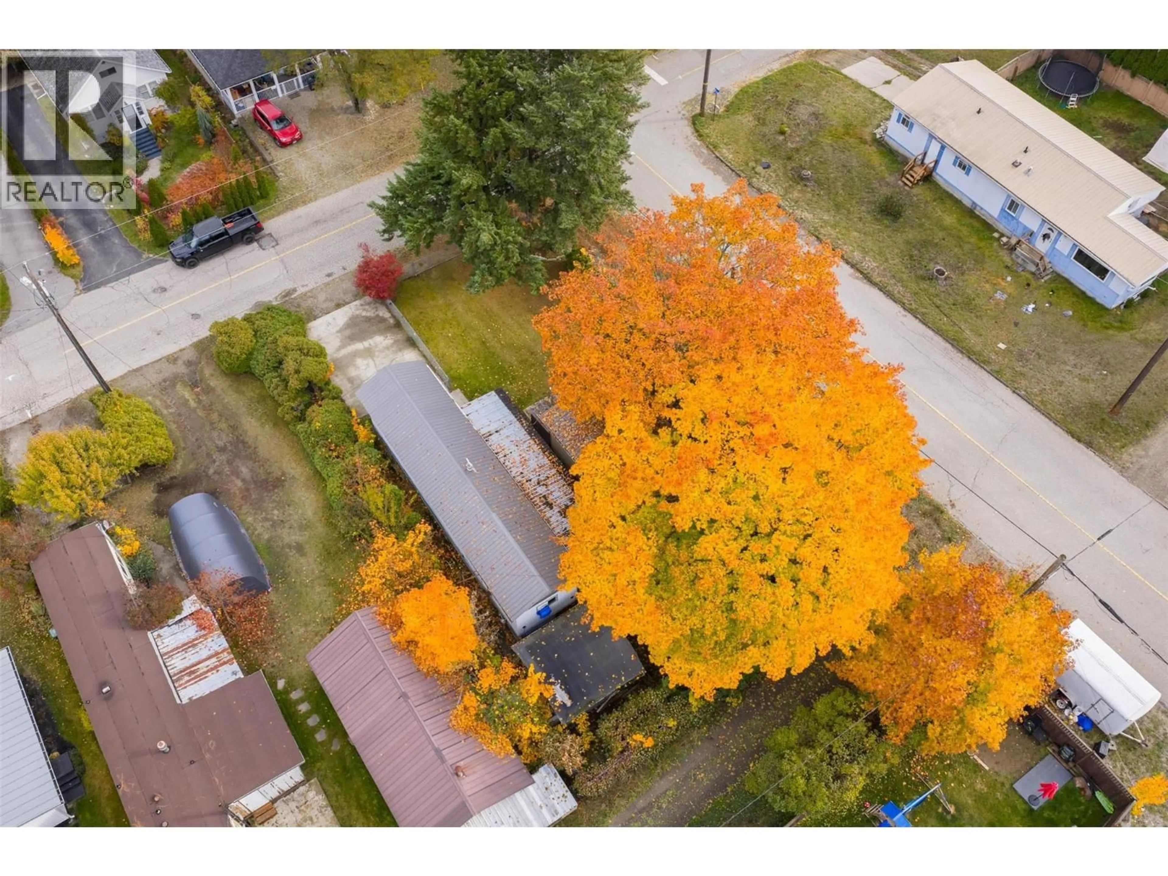 A pic from outside/outdoor area/front of a property/back of a property/a pic from drone, street for 320 3RD AVENUE, Castlegar British Columbia V1N2A6