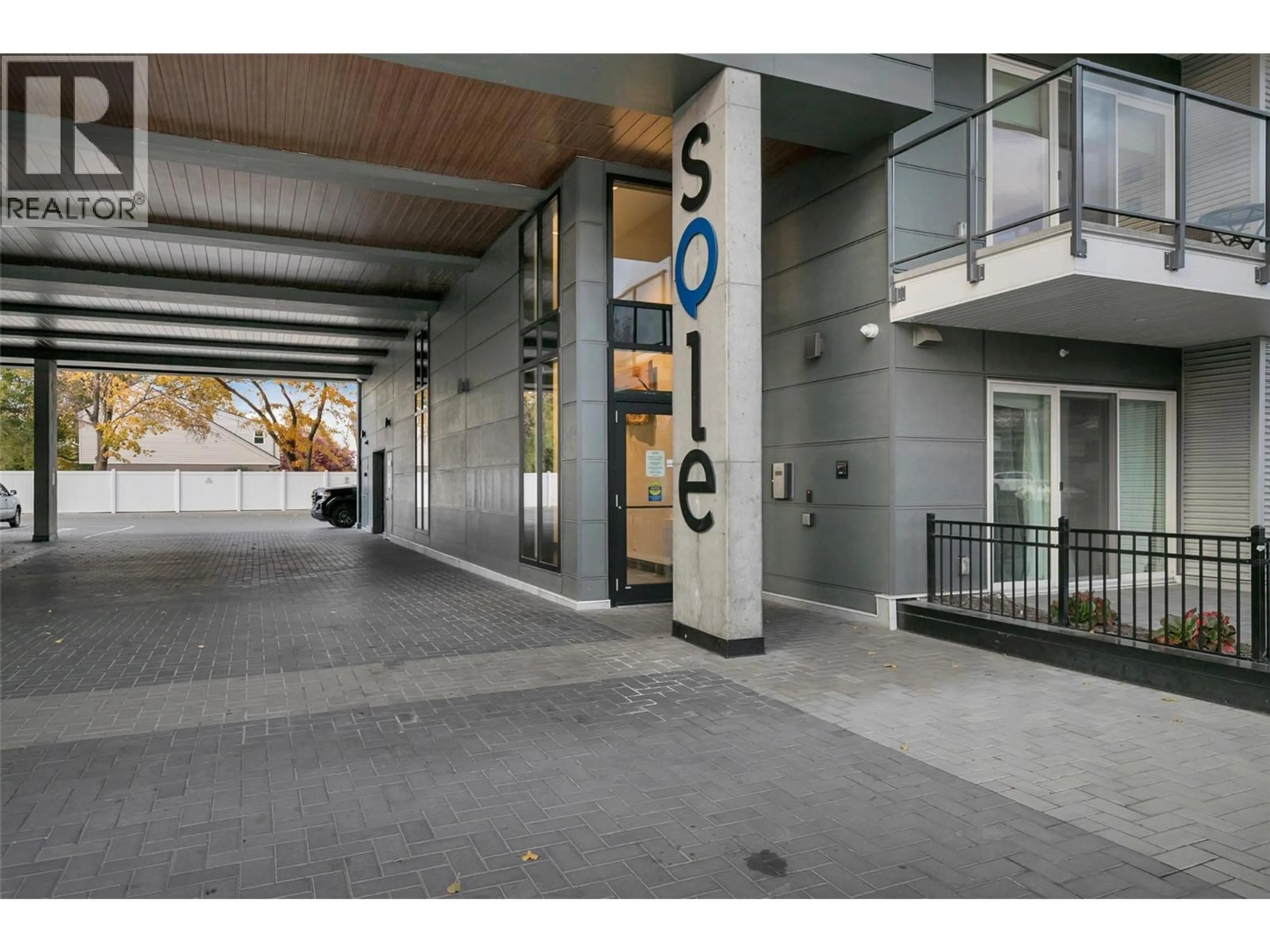 Indoor foyer for 505 - 615 RUTLAND ROAD NORTH, Kelowna British Columbia V1X5M5