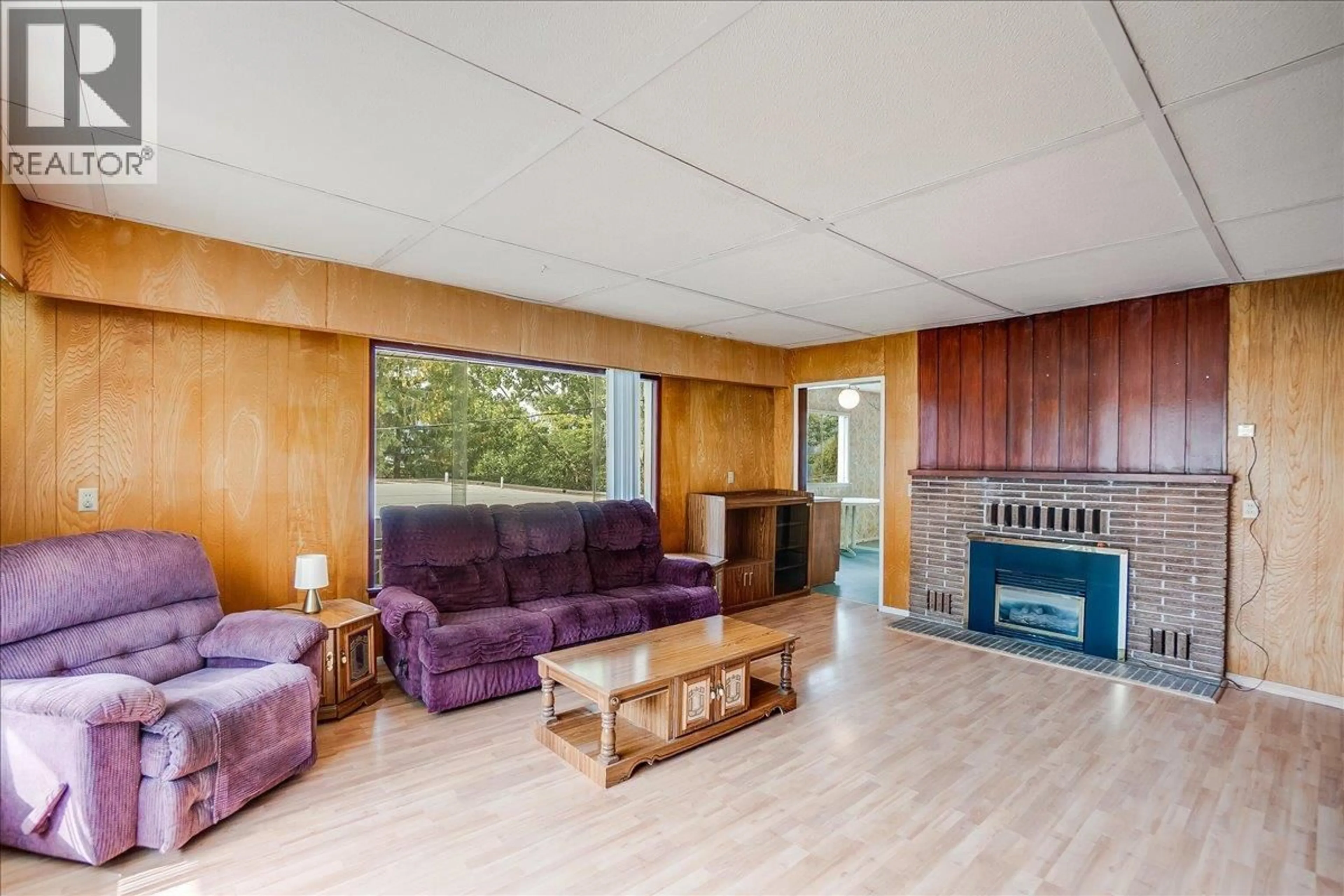 Living room with furniture, wood/laminate floor for 811 LATIMER STREET, Nelson British Columbia V1L4V6