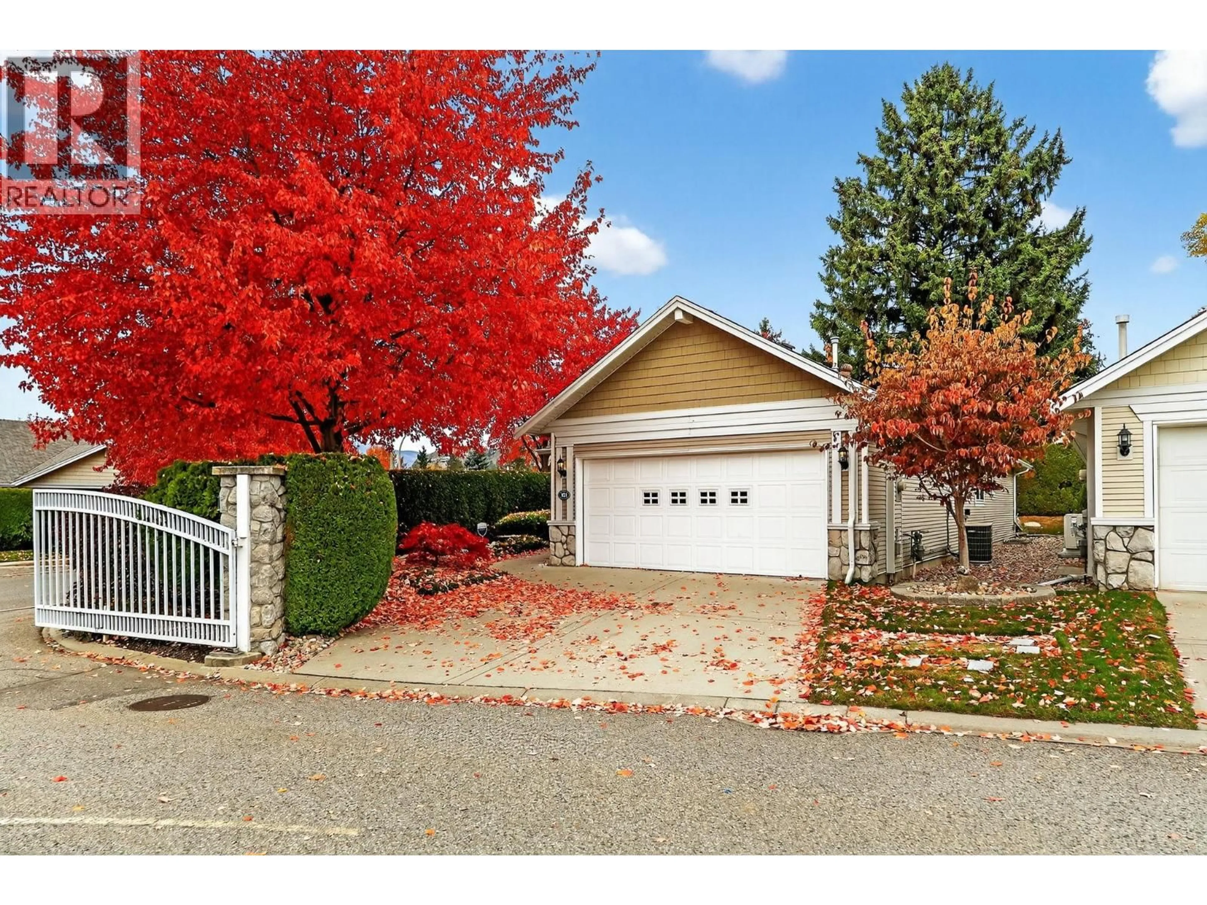 Home with vinyl exterior material, street for 101 - 1321 RIDGEWAY DRIVE, Kelowna British Columbia V1Y9T6