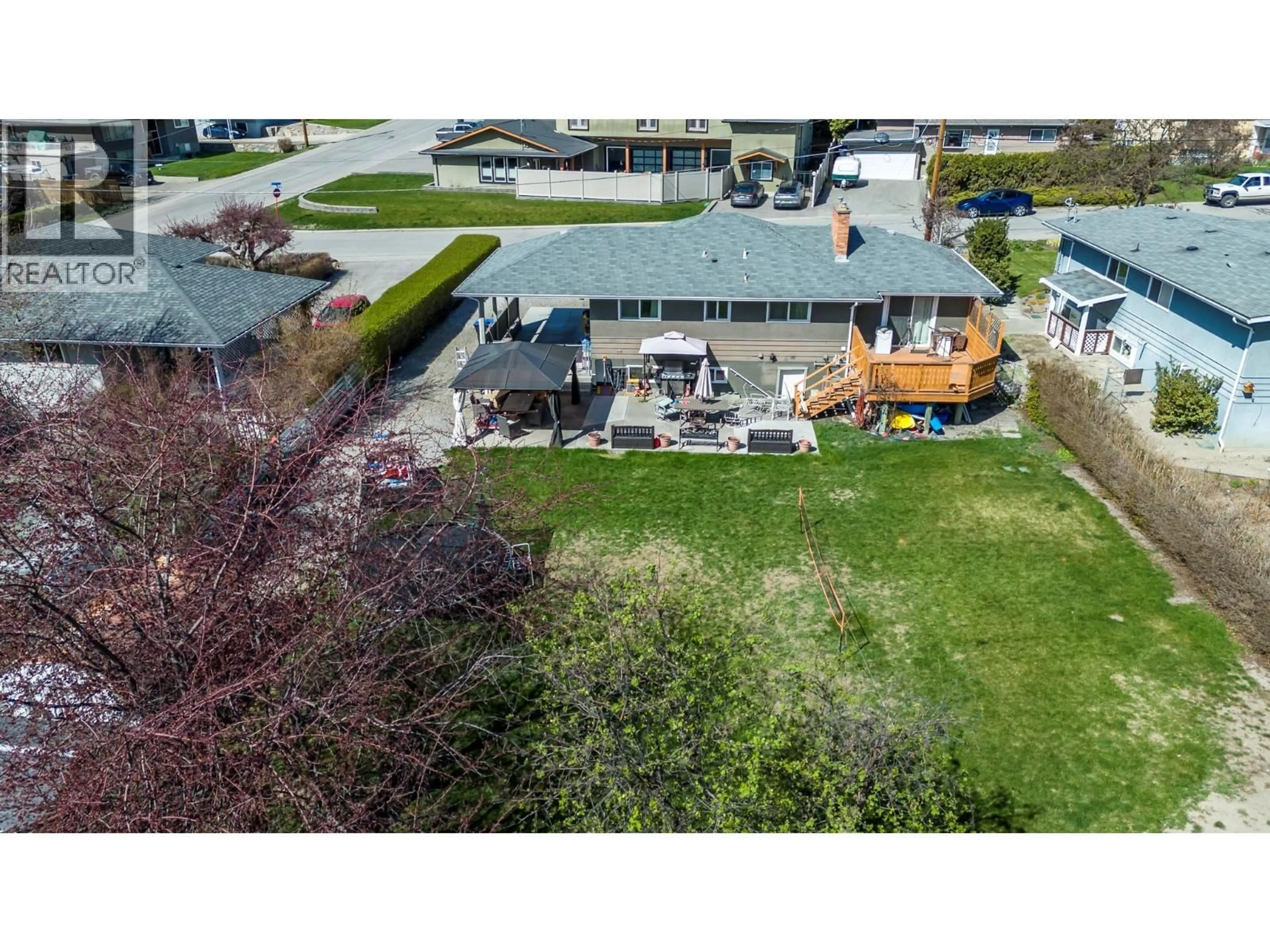 A pic from outside/outdoor area/front of a property/back of a property/a pic from drone, unknown for 707 GLENBURN STREET, Kelowna British Columbia V1Y4G4
