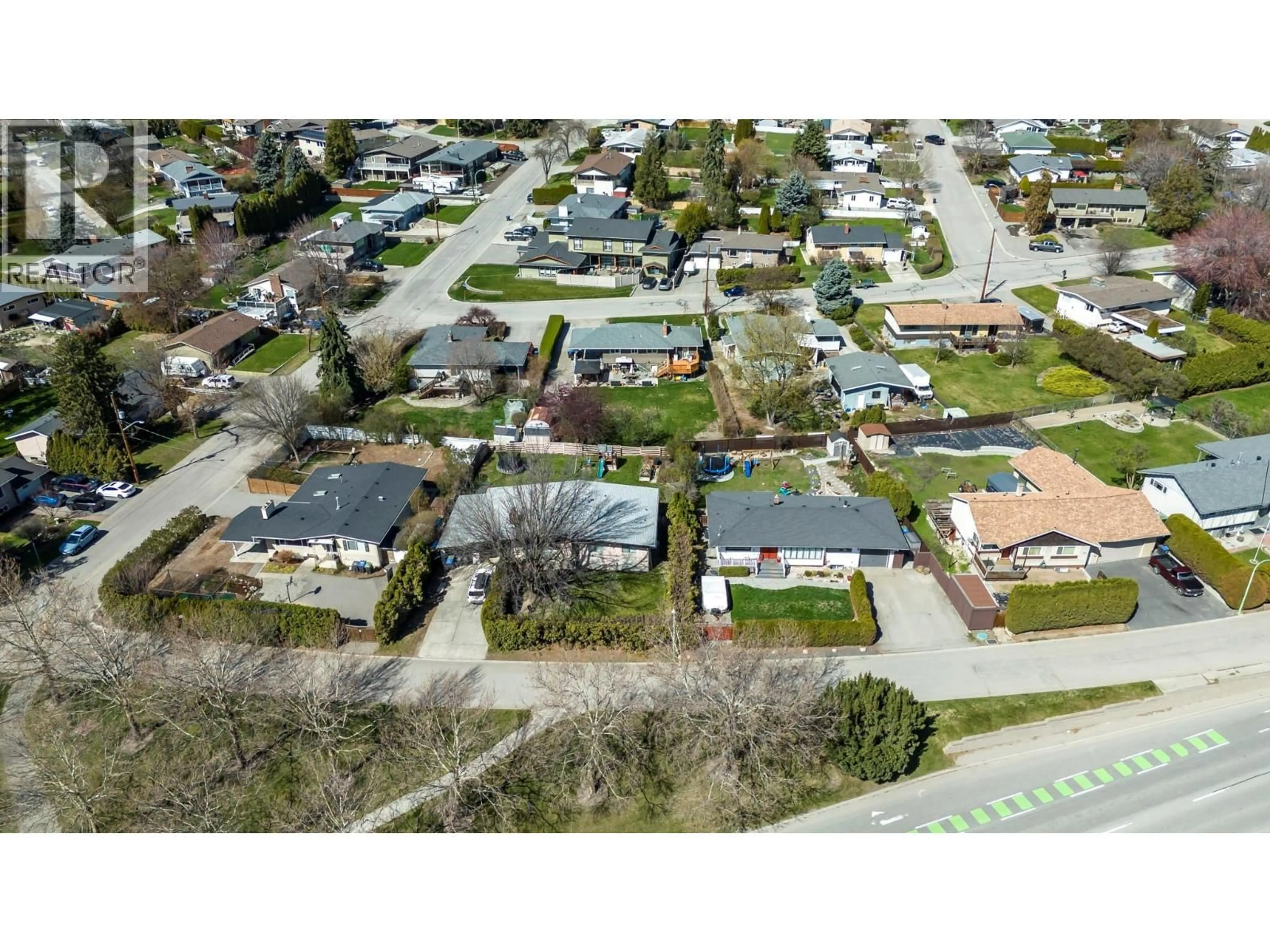 A pic from outside/outdoor area/front of a property/back of a property/a pic from drone, street for 707 GLENBURN STREET, Kelowna British Columbia V1Y4G4