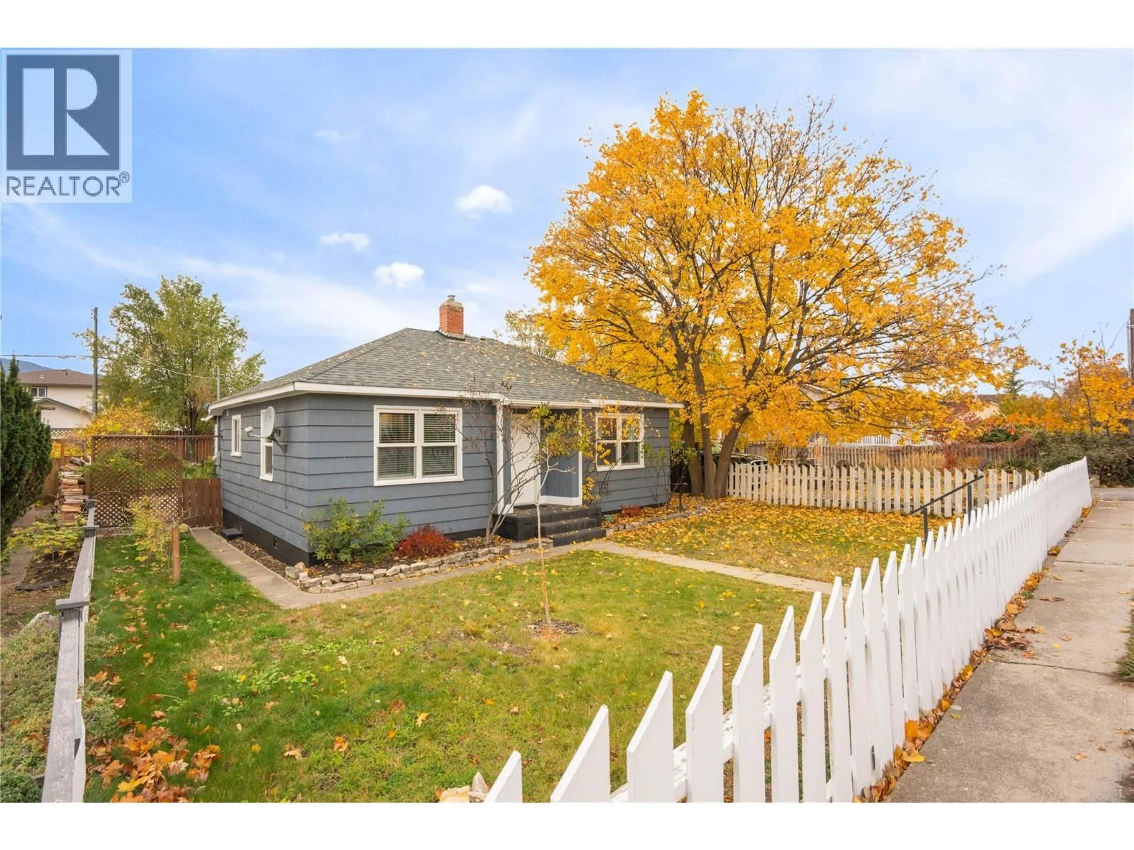 Home with vinyl exterior material, street for 1009 KILLARNEY STREET, Penticton British Columbia V2A4P6