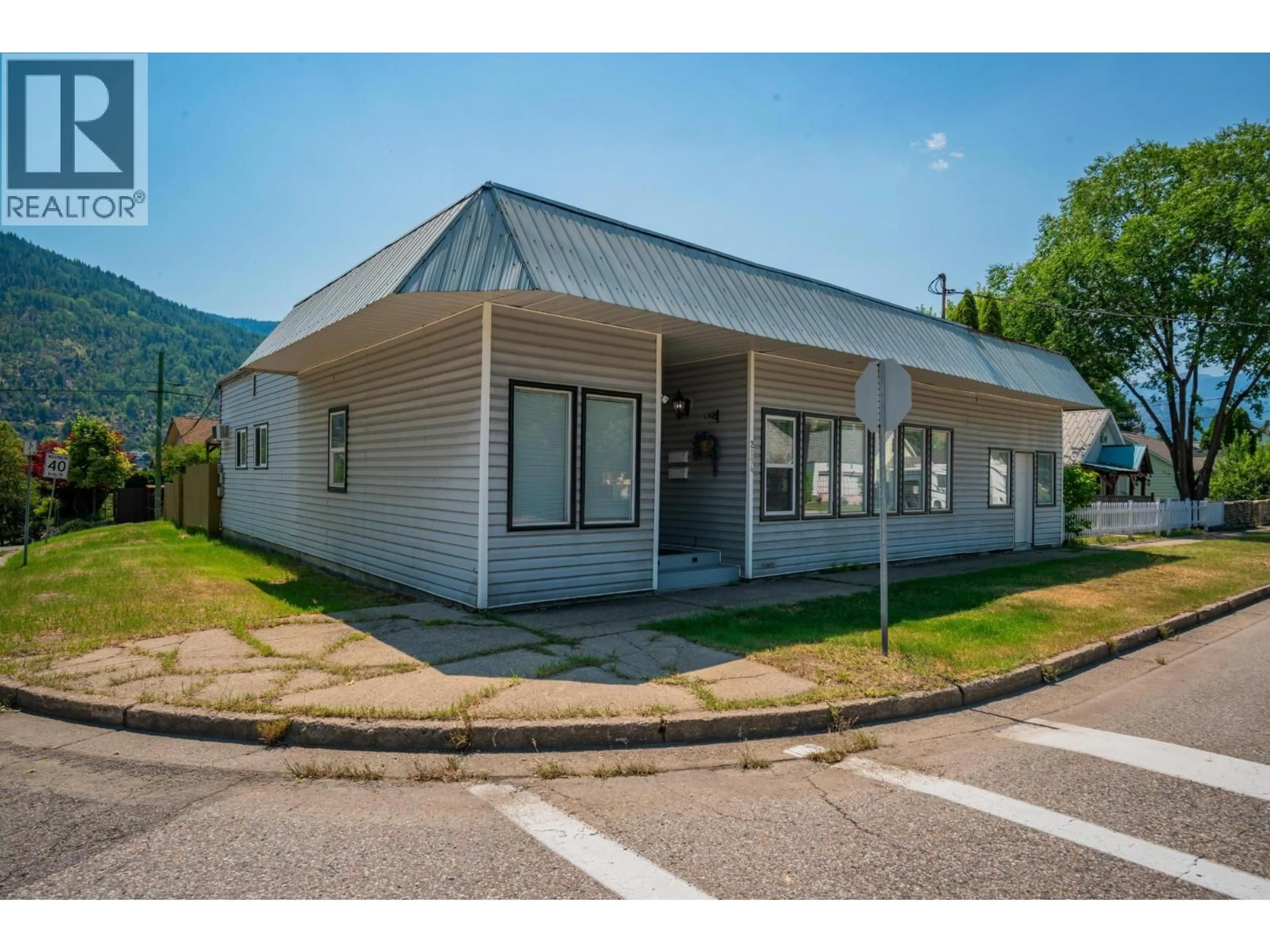 Home with vinyl exterior material, mountain view for 2194 SIXTH AVENUE, Trail British Columbia V1R3B7