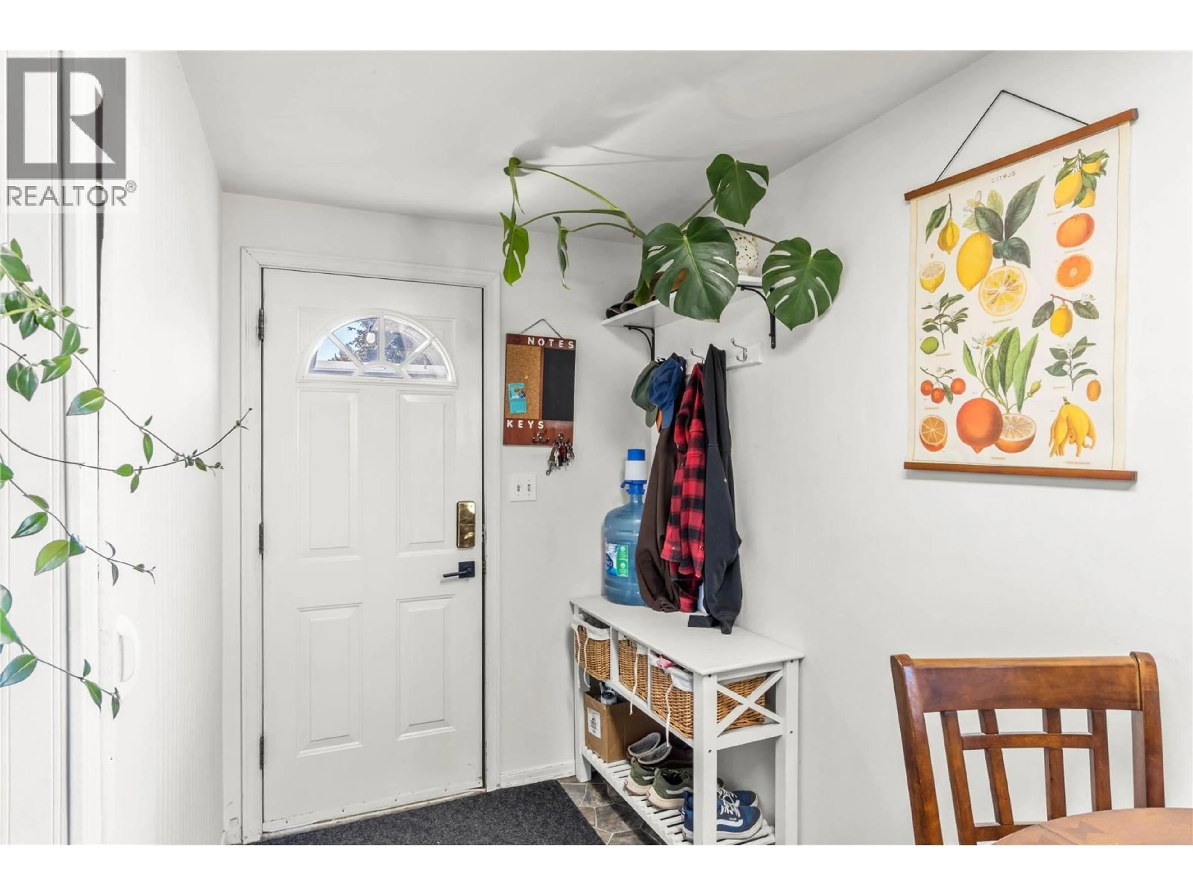 Indoor entryway for 734 SINGH STREET, Kamloops British Columbia V2B5C5