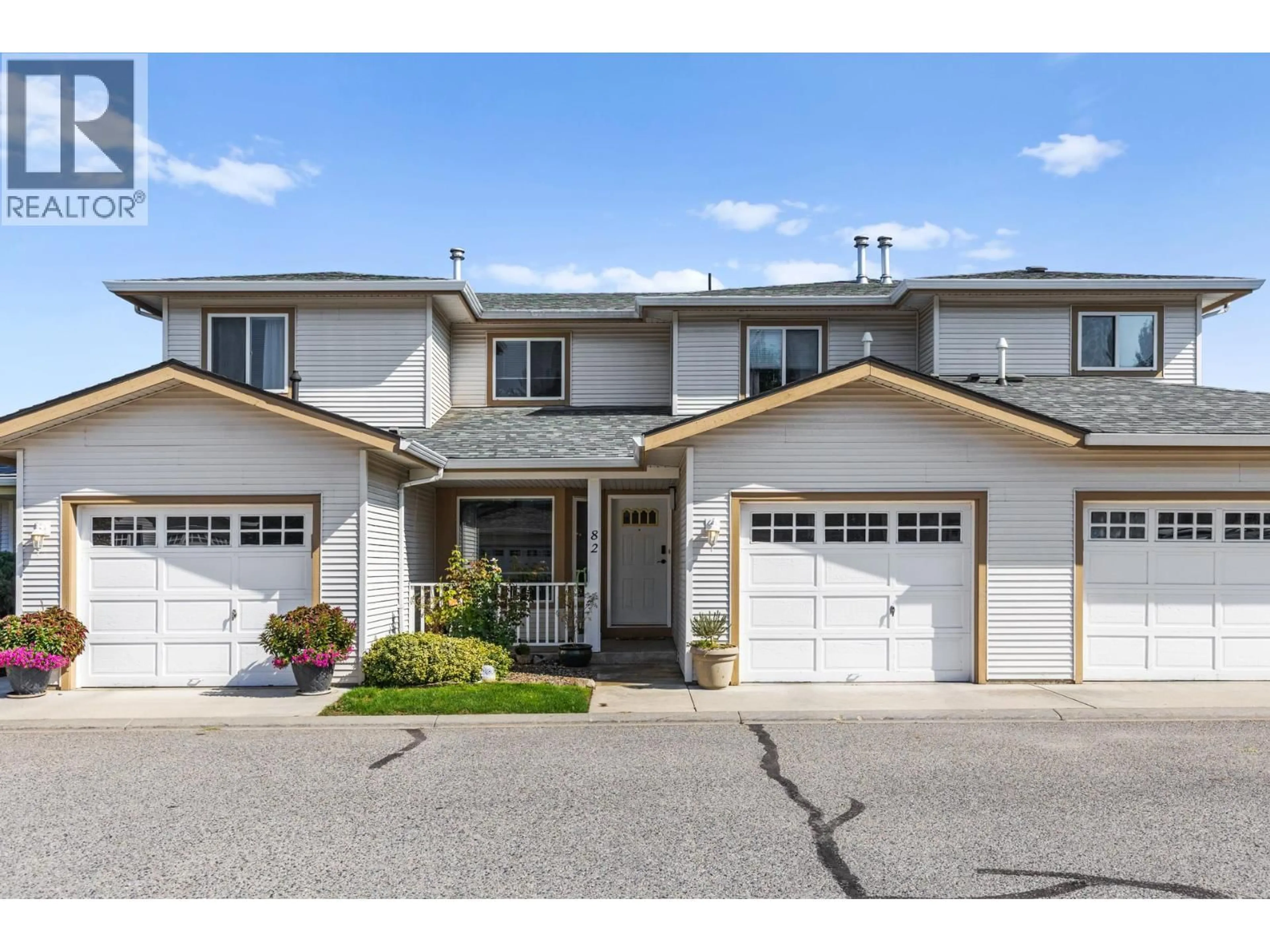 Home with vinyl exterior material, street for 82 - 1120 GUISACHAN ROAD, Kelowna British Columbia V1Y9R5